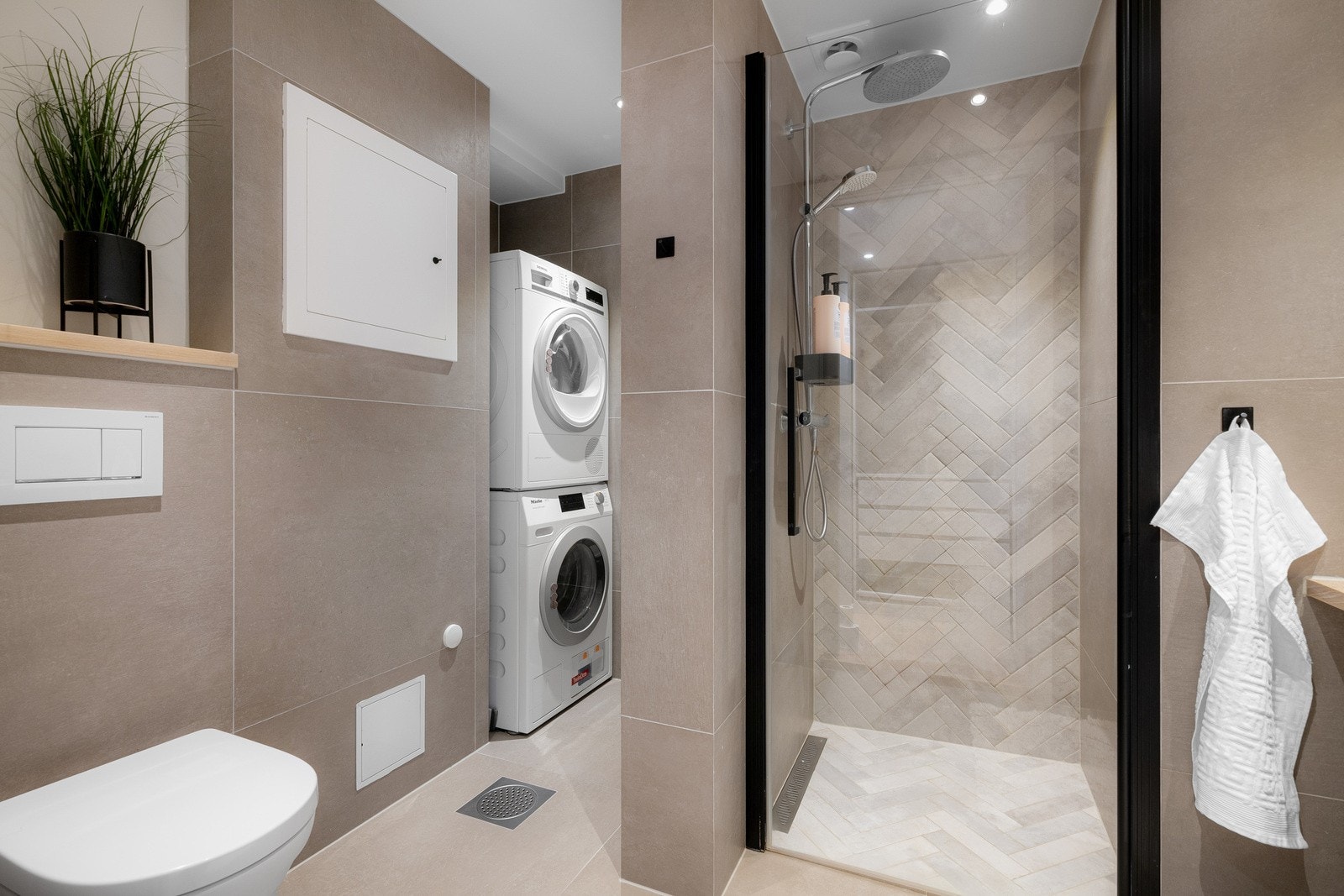 Eksklusivt og innholdsrikt baderom fra 2019, oppført med materialer og detaljer av høy kvalitet. Galleribilde