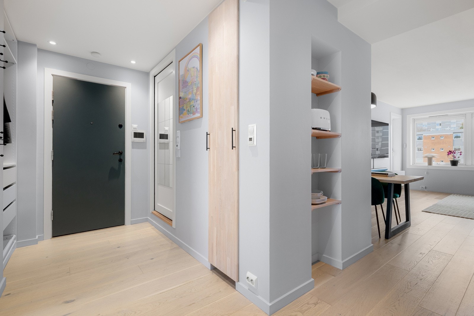 Leiligheten ønskes velkommen med en lys og praktisk entré. Galleribilde