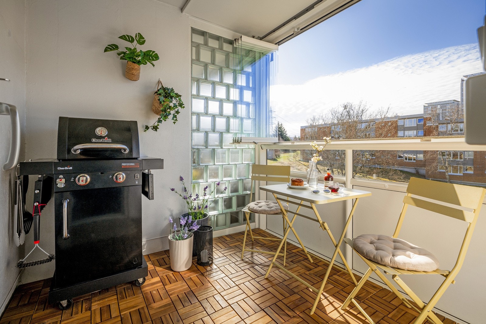 Kaja Fossberg i PrivatMegleren ønsker velkommen til Otto Sogns vei 12. Renovert og gjennomført 4-roms med høy standard i barnevennlig og skjermet område. Galleribilde