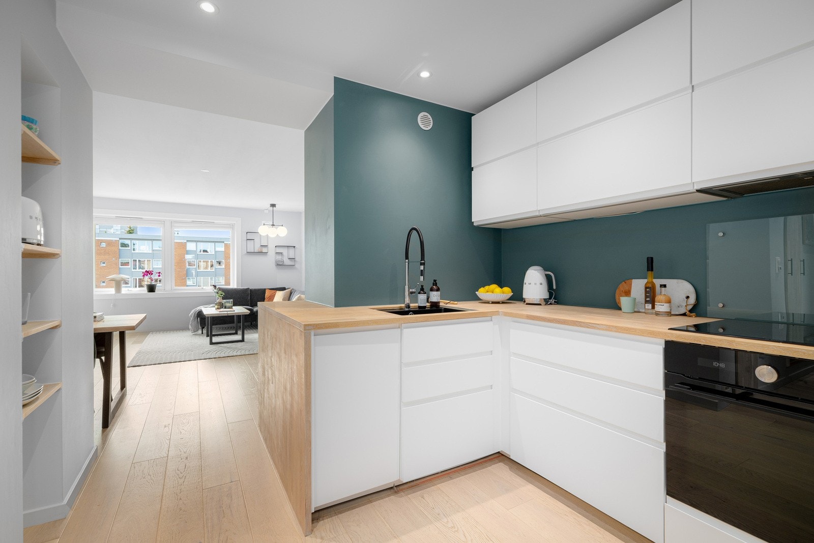 Stilrent og moderne IKEA-kjøkken fra 2019 med glatte, slette fronter og integrerte LED-paneler under overskapene. Galleribilde