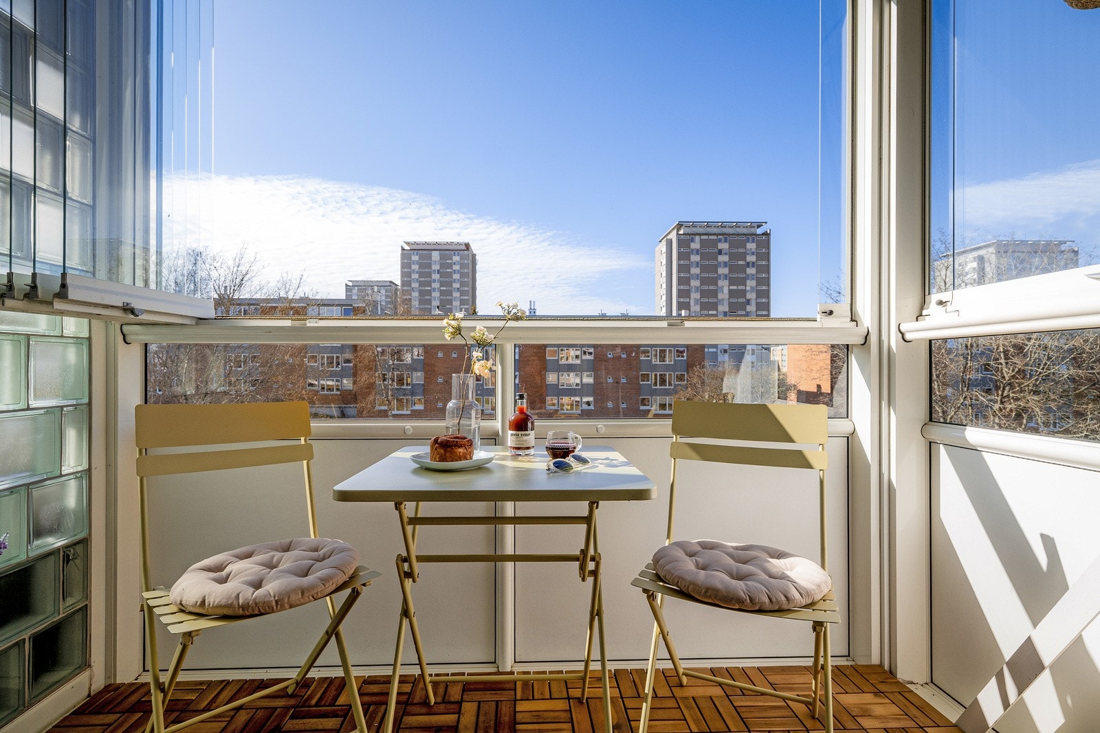 Balkongen ligger lunt til med utgang fra stuen, vendt mot sydvest og grønne fellesarealer. Galleribilde