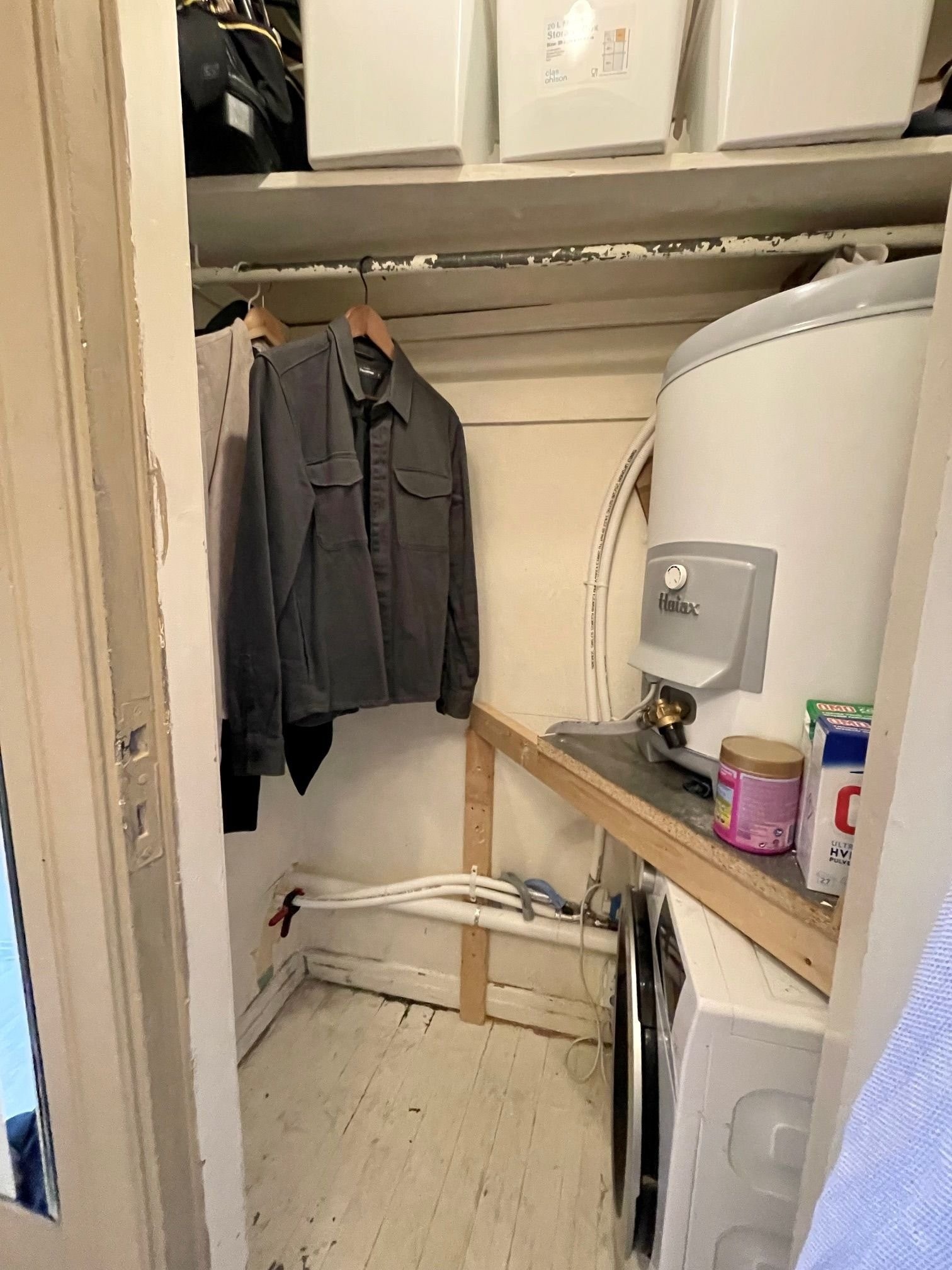 Bod med plass å henge klær, samt praktisk hyllesystem. Opplegg for vaskemaskin. (selgers bilde) Galleribilde