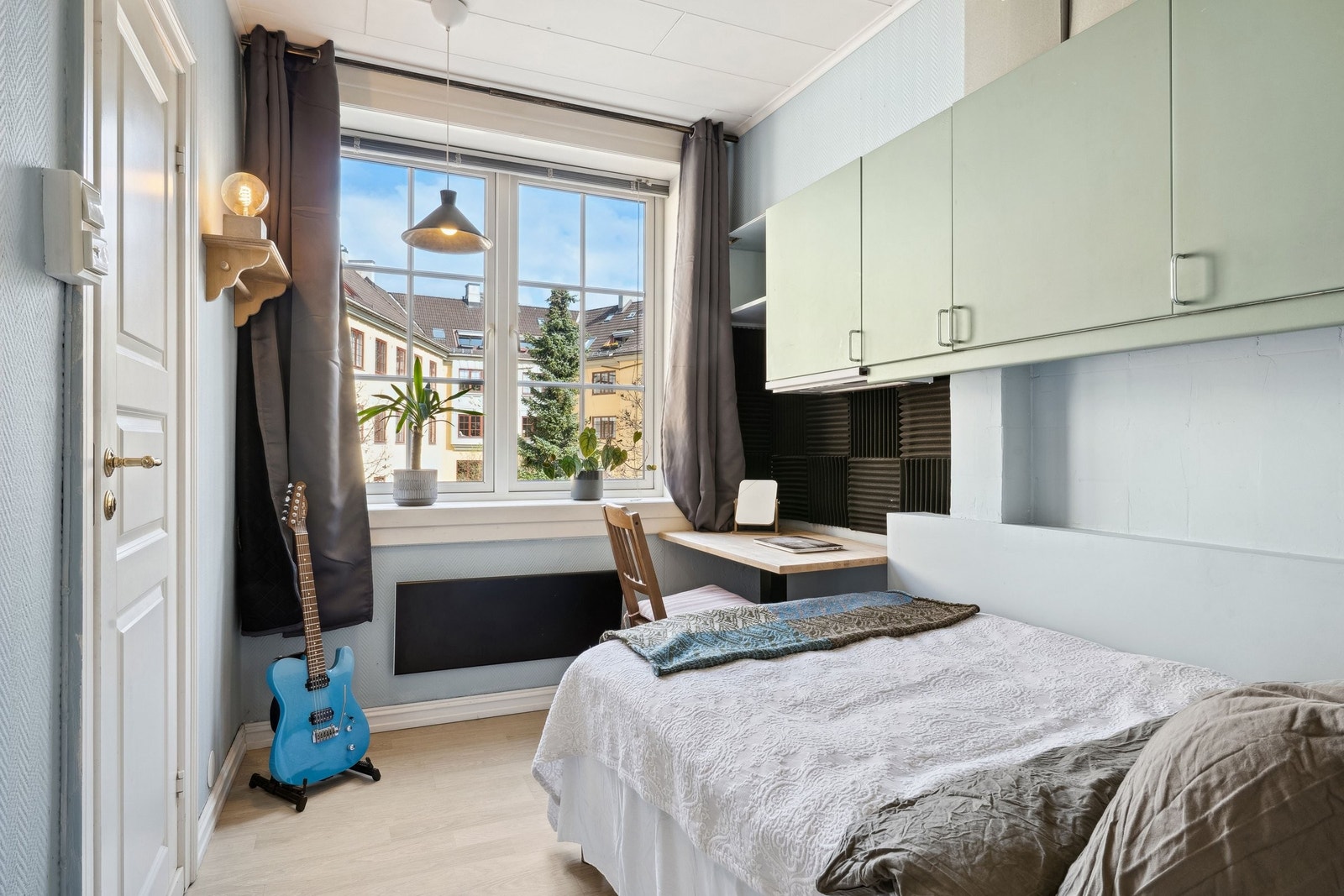 Soverom 1. Vendt ut mot rolig bakgård. Praktiske overskap, som frigjør gulvplass til f.eks skrivebord. Galleribilde