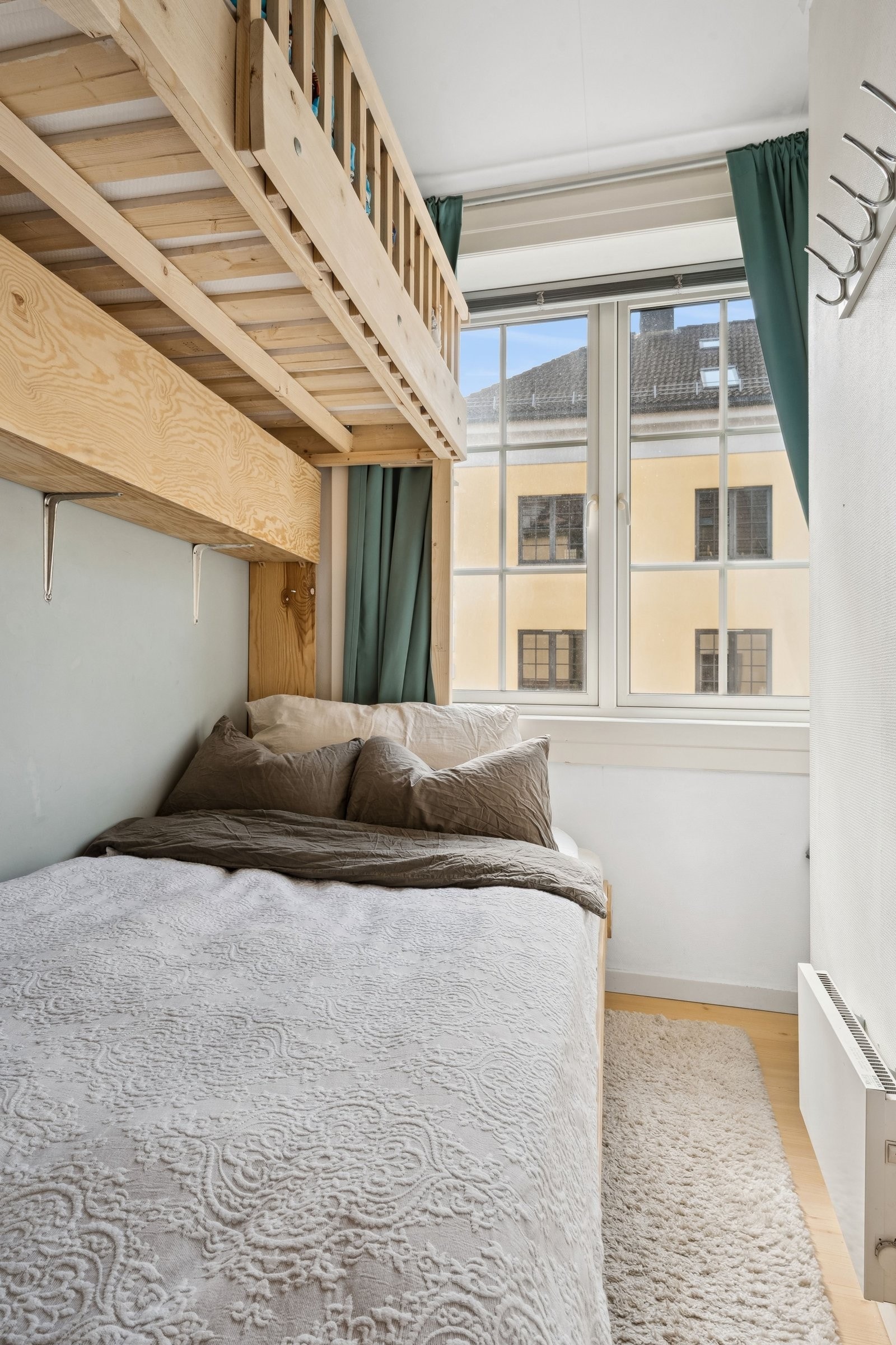 Soverom 2 er vendt ut mot rolig enveiskjørt gate. Praktisk nedfellbar seng som kan tas opp mot vegg for mer gulvplass til for eksempel kontor eller lekerom. Galleribilde