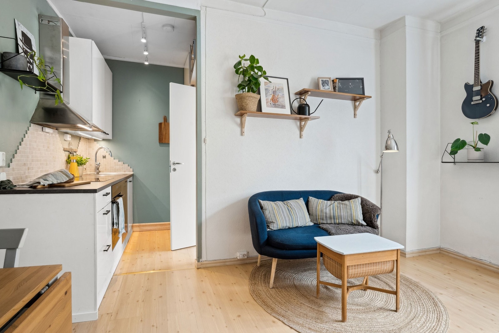 Åpen kjøkkenløsning. Kjøkken pusset opp, og oppgradert med blant annet ny benkeplate og delikate fliser i 2024. Galleribilde