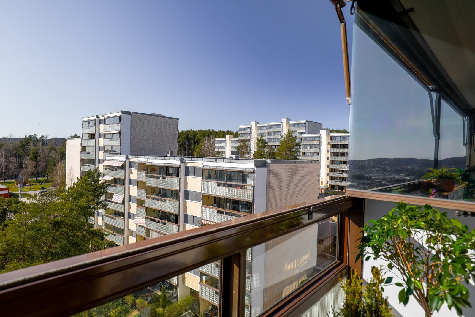 Fra den vestvendte balkongen har man fin oversikt over borettslagets flotte fellesarealer. Galleribilde
