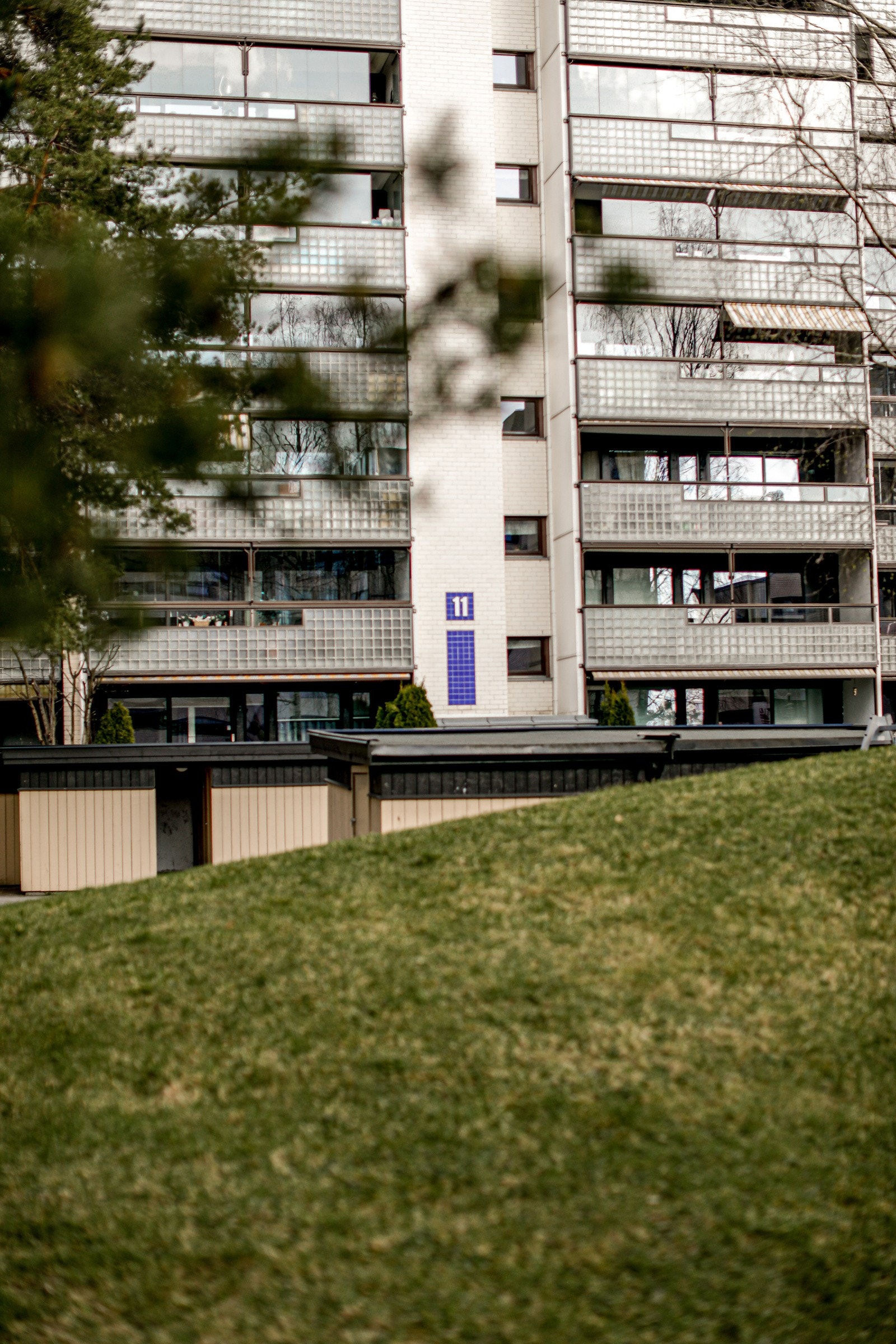 Fellesarealene er pent opparbeidet med plen, beplantning, lekeplasser, sittegrupper og asfalterte gangveier, samt boder i trekonstruksjoner. Det er varmekabler i asfalt på gangveier i helninger, slik at disse er isfrie om vinteren! Galleribilde