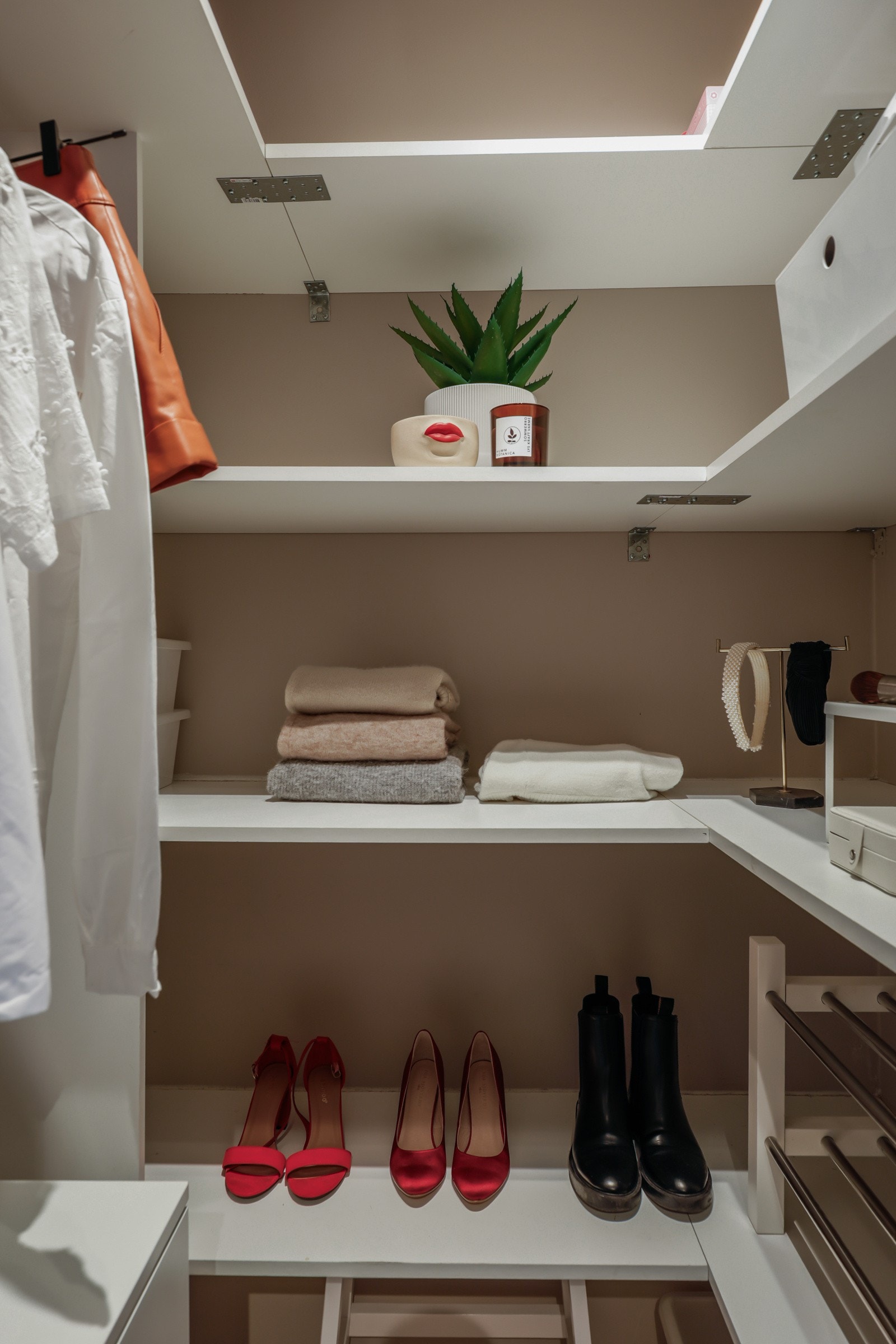 Praktisk garderoberom/walk-in closet med smart innredning i tilknytning til soverom 2! Galleribilde