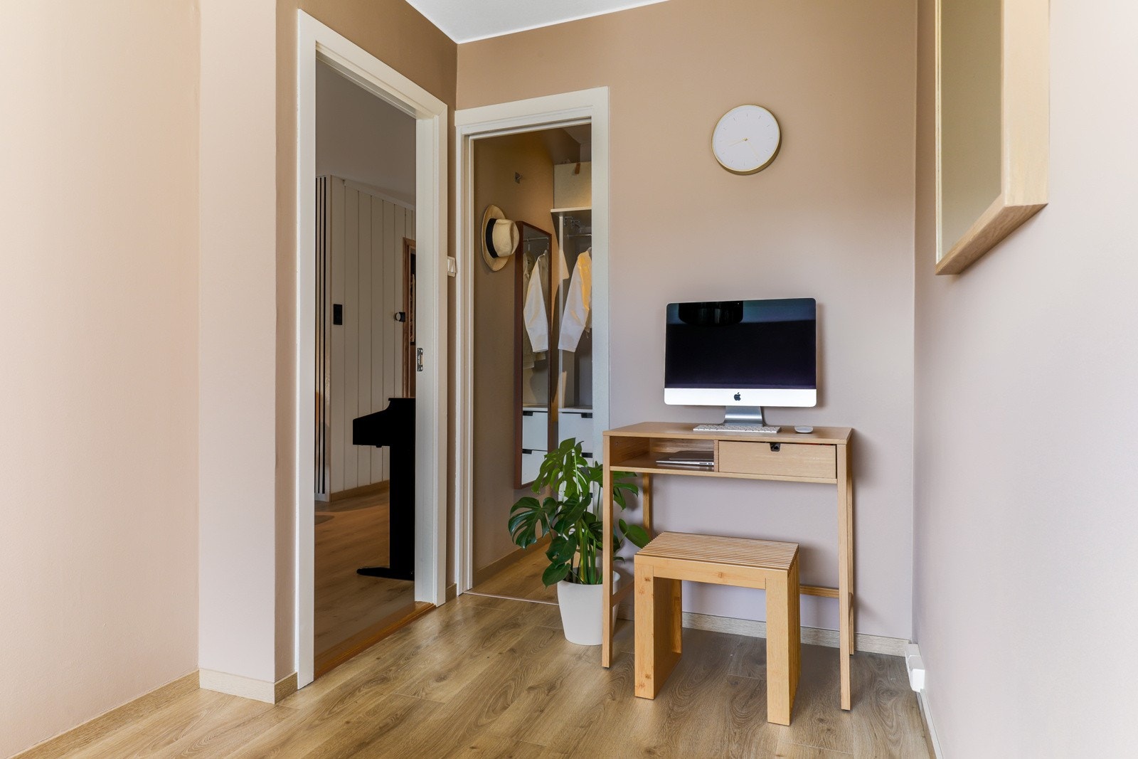 Soverom 2: Soverommet har et praktisk, tilknyttet garderoberom/walk-in closet med smart innredning. Galleribilde