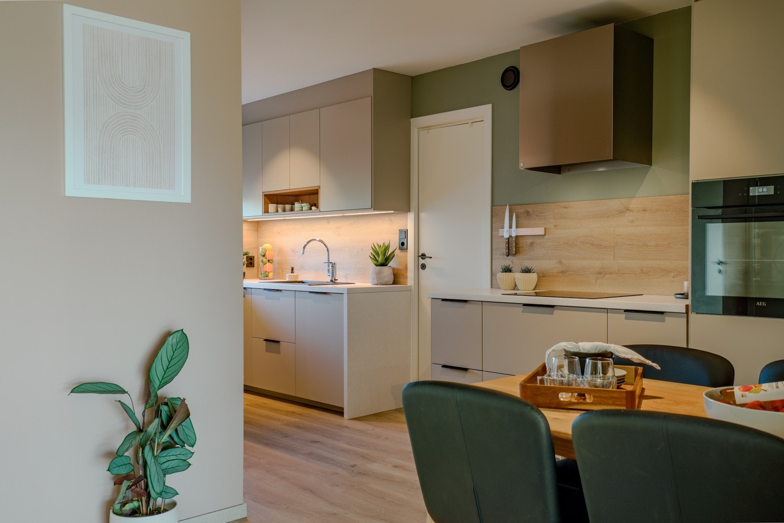 Leiligheten har en stor kjøkkensone med plass til eget spisebord og flott utsikt mot øst. Galleribilde