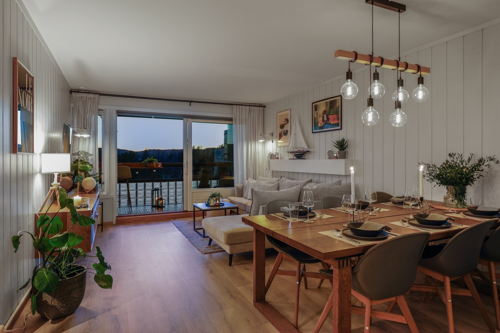 Leiligheten kan også by på "easy-living" med heis i bygget, garasjeplass med el-bil lader, samt praktiske oppbevaringsmuligheter i to boder som er lett tilgjengelig fra leiligheten. Galleribilde