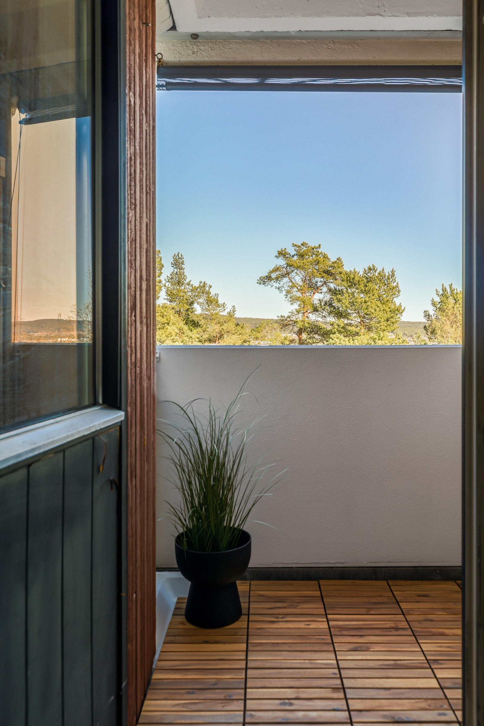 Fra vaskerommet har man direkte tilgang til østvendt balkong på ca. 2 m² med luftig og naturskjønn utsikt. Galleribilde