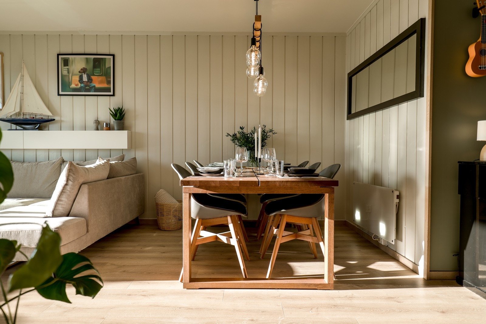 Her er det god plass til fin sofagruppe, mediemøblement, stor spisestue og annet ønskelig møblement. Galleribilde
