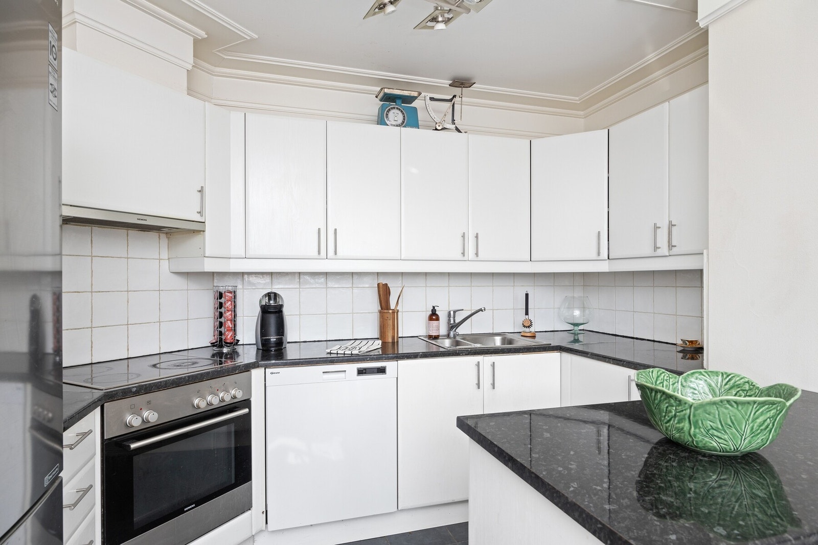 Kjøkkenet har god med plass i både over- og underskap. Galleribilde