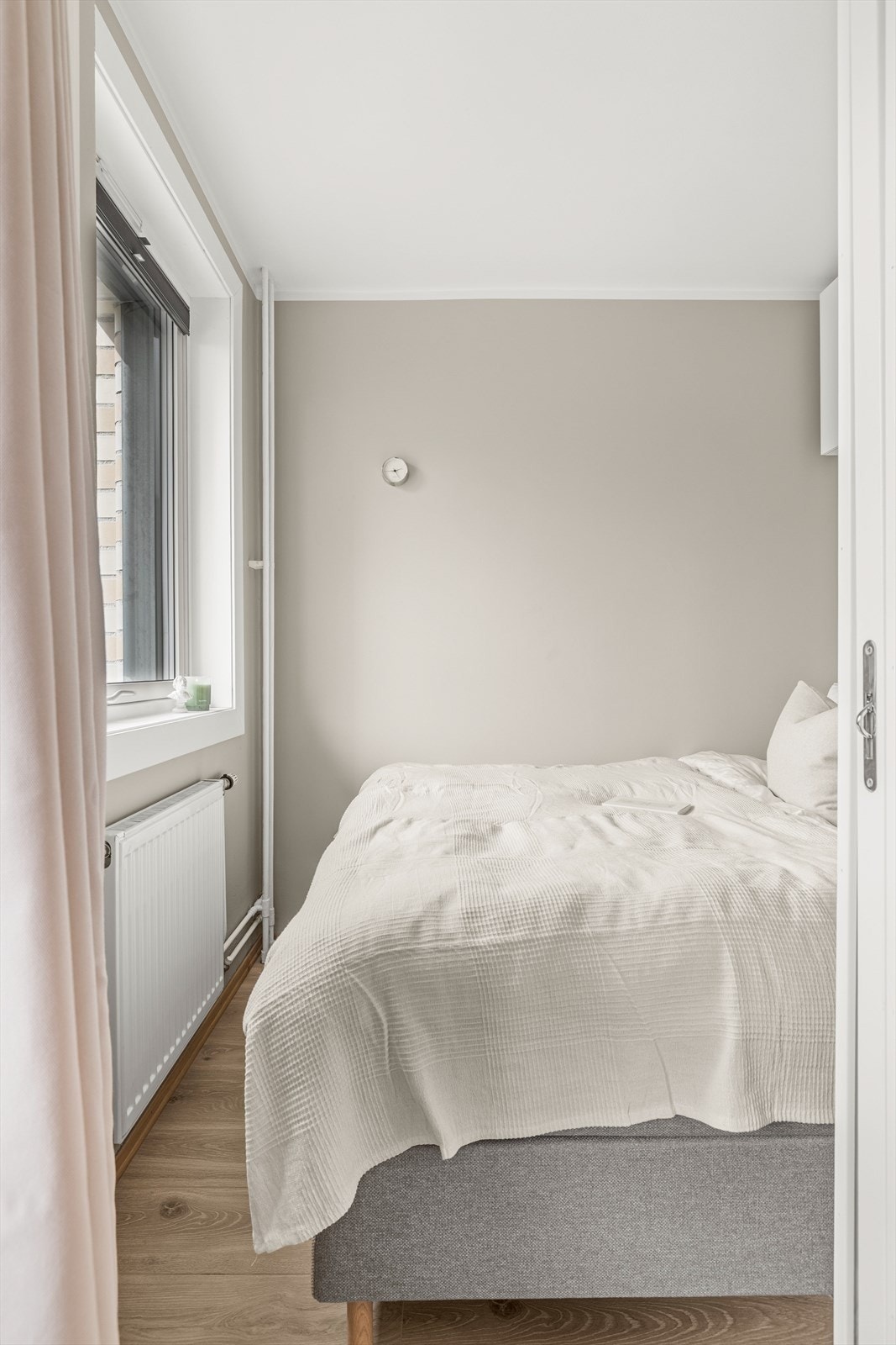 Soverom med plass til dobbeltseng og nattbord. Galleribilde