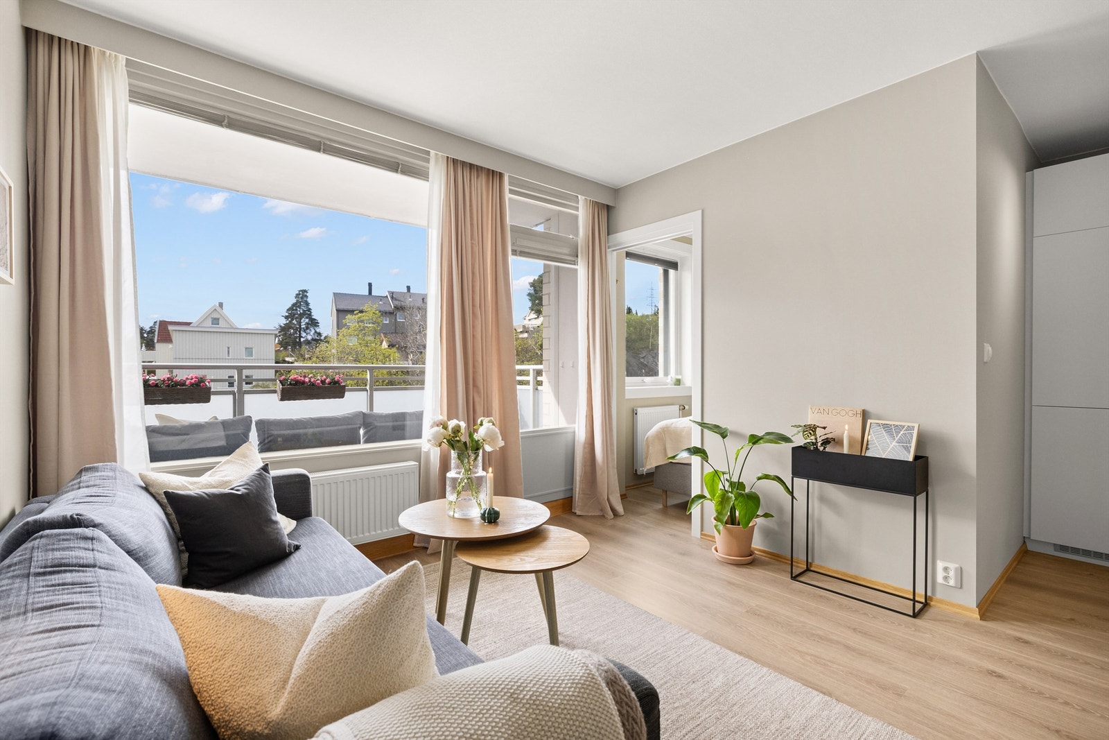 Fra stuen er det atkomst til soverommet samt en vestvendt balkong på ca. 5 m² Galleribilde