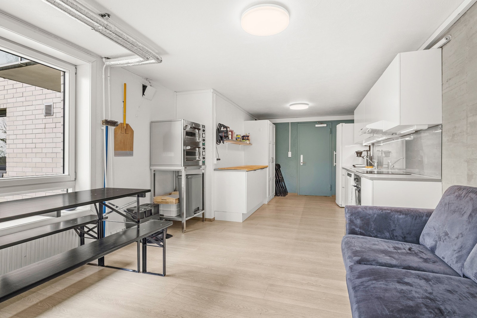 Lokalet er utstyrt med pizzaovner, storskjerm, langbord og hyggelige sofagrupper, med direkte utgang til hagen. Galleribilde