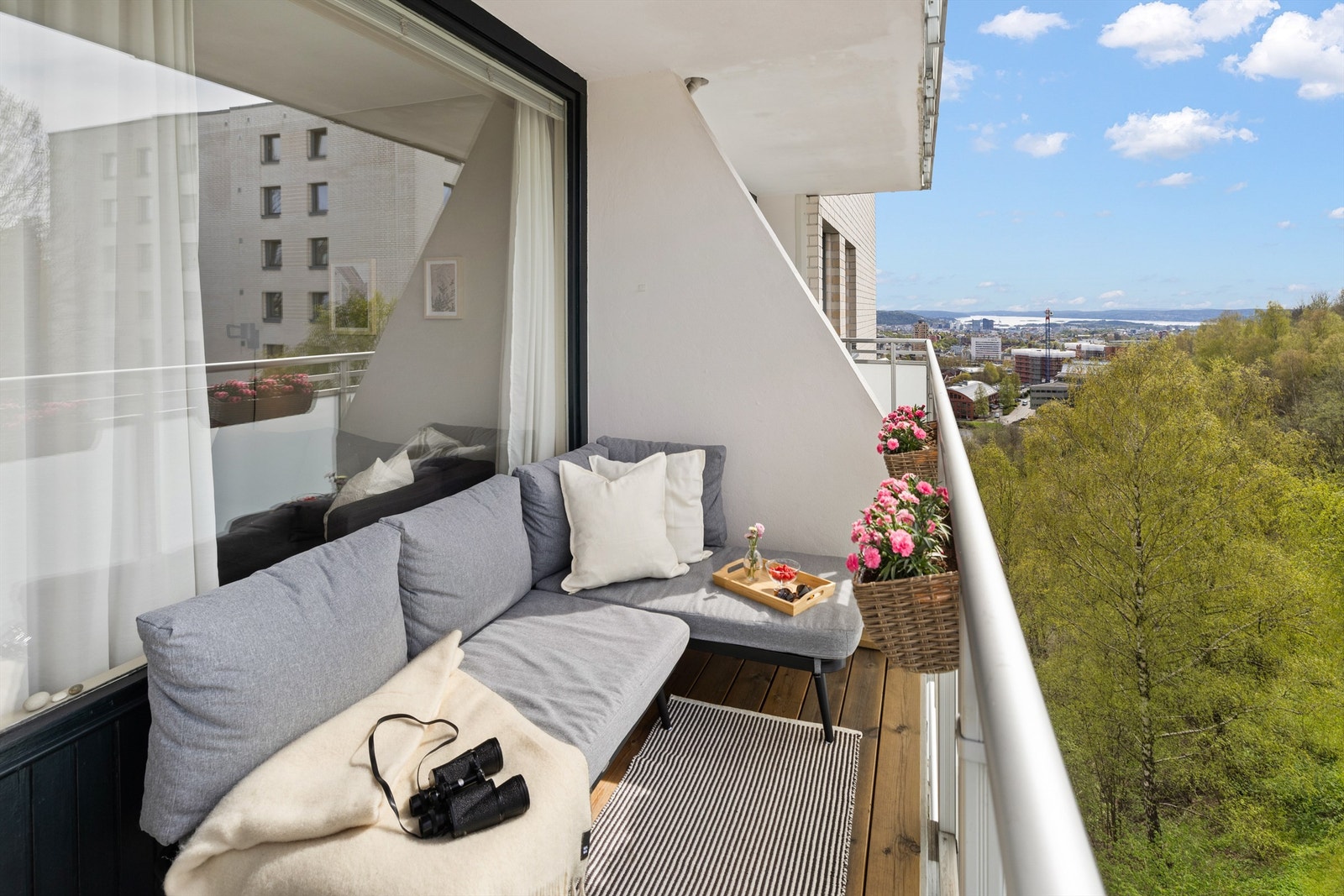 Velkommen til Frysjaveien 5 - arealeffektiv selveierleilighet med attraktiv beliggenhet og flott utsikt! Galleribilde