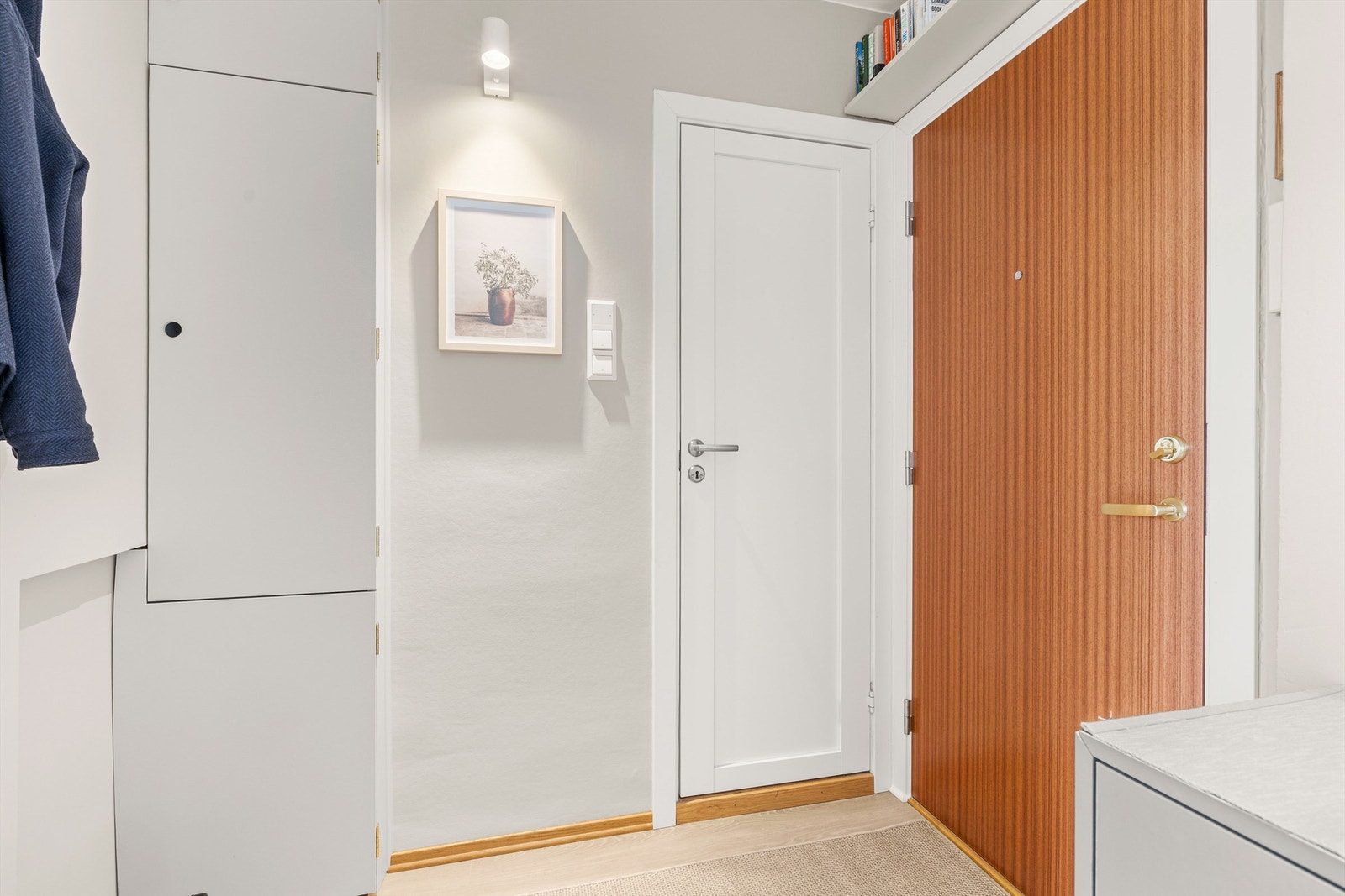 Entréen gir et godt førsteinntrykk, og det finnes praktiske, skreddersydde oppbevaringsløsninger. Galleribilde