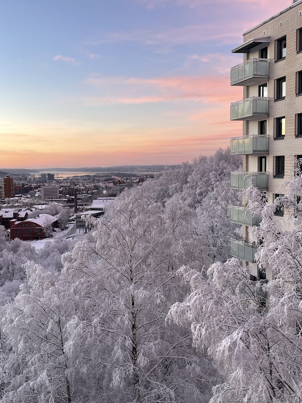Vakker utsikt utover byen. Galleribilde