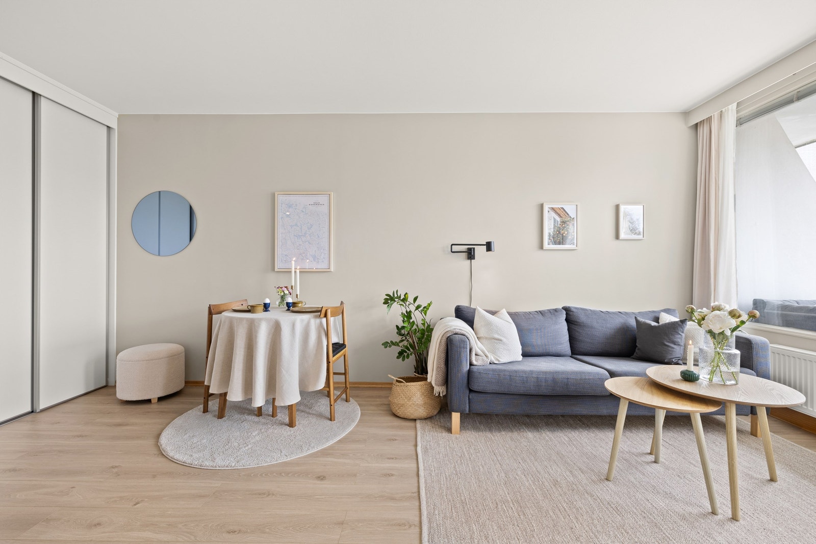 Stuen har en åpen og luftig løsning med plass til både sofagruppe, spisebord og TV-møblement. Galleribilde