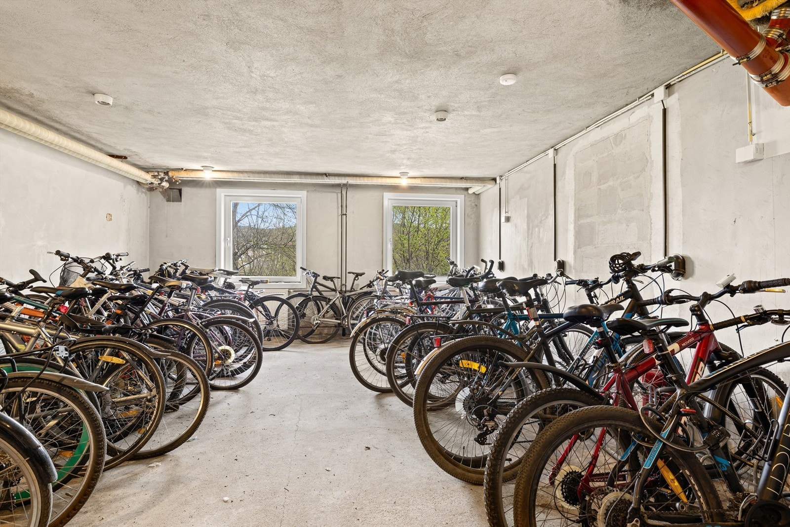 Felles sykkelbod med el-sykkel-ladere og tilgang til selskapslokale i nabobygget. Galleribilde
