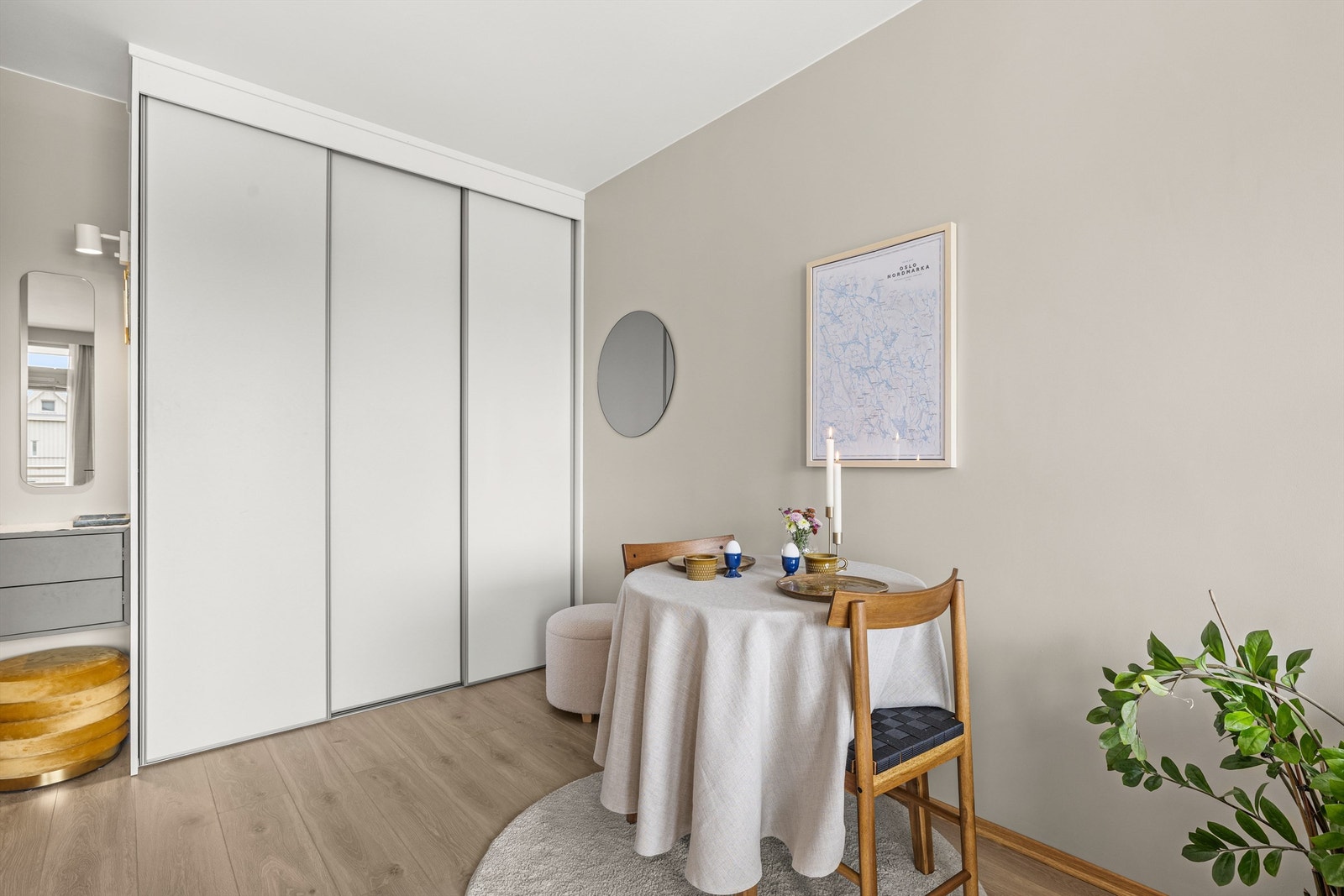 I stuen er det smart integrert en stor, men diskret skyvedørsgarderobe med svært god oppbevaringskapasitet. Galleribilde
