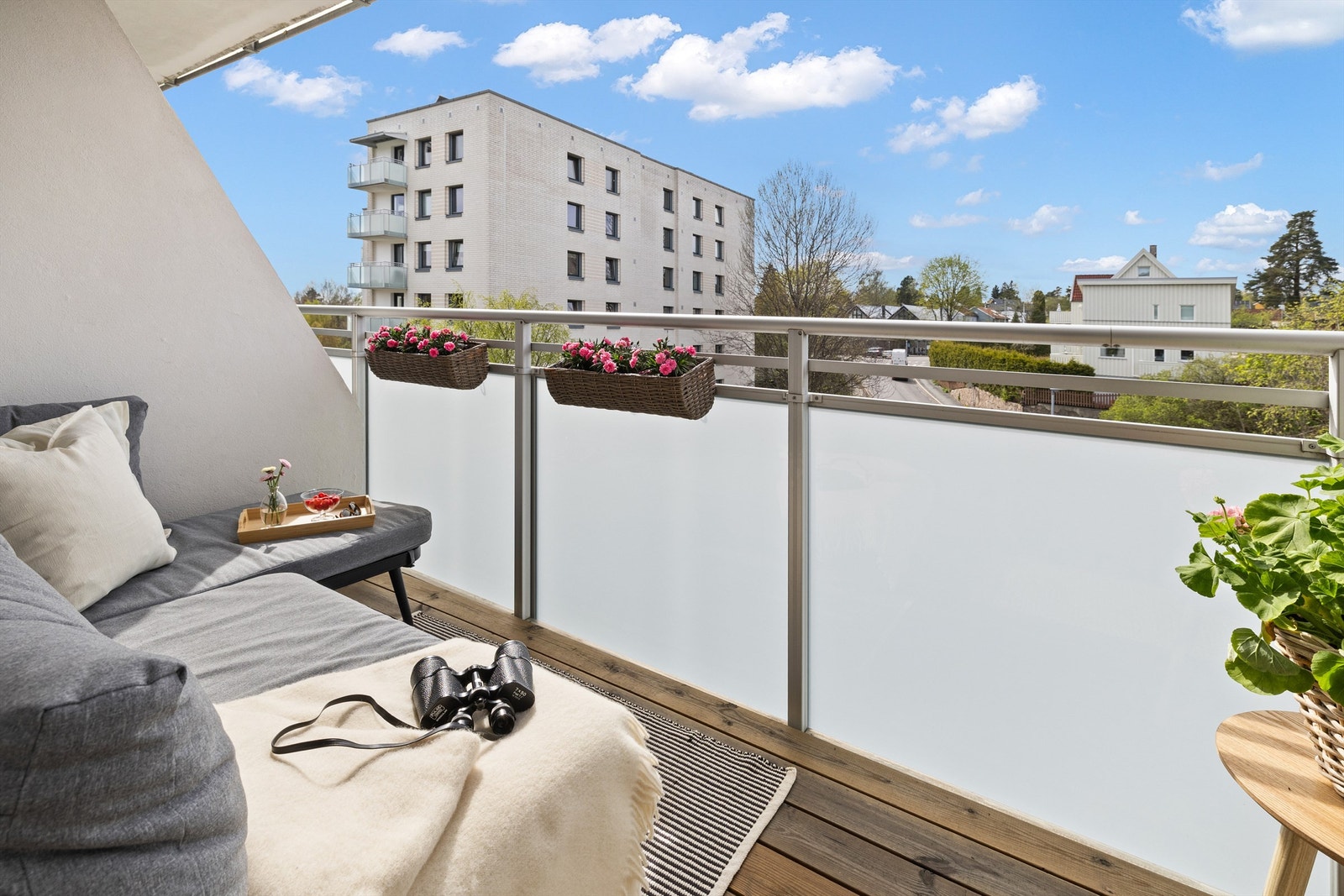 Balkongen vender ut mot vakre omgivelser og byr på ettermiddags- og kveldssol, samt by og fjordutsikt. Galleribilde