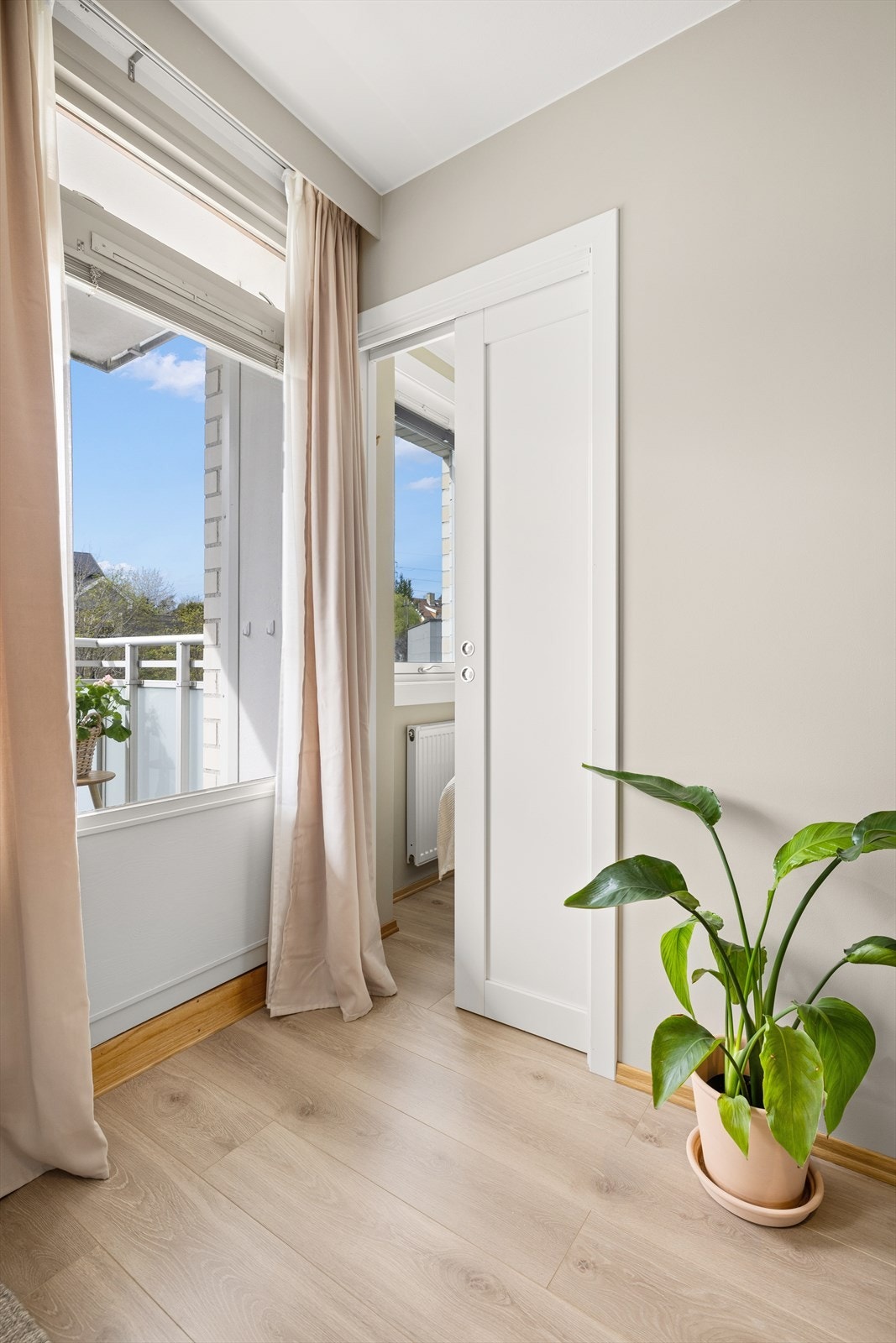 Praktisk skyvedørløsning til soverommet. Galleribilde