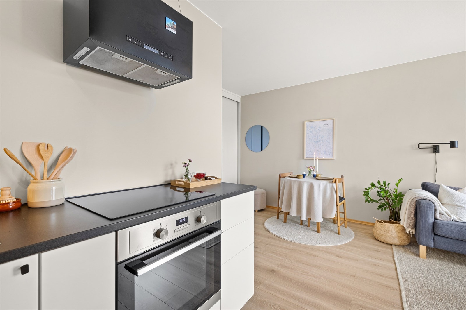 Takhengt ventilator og keramisk platetopp samt ovn. Galleribilde