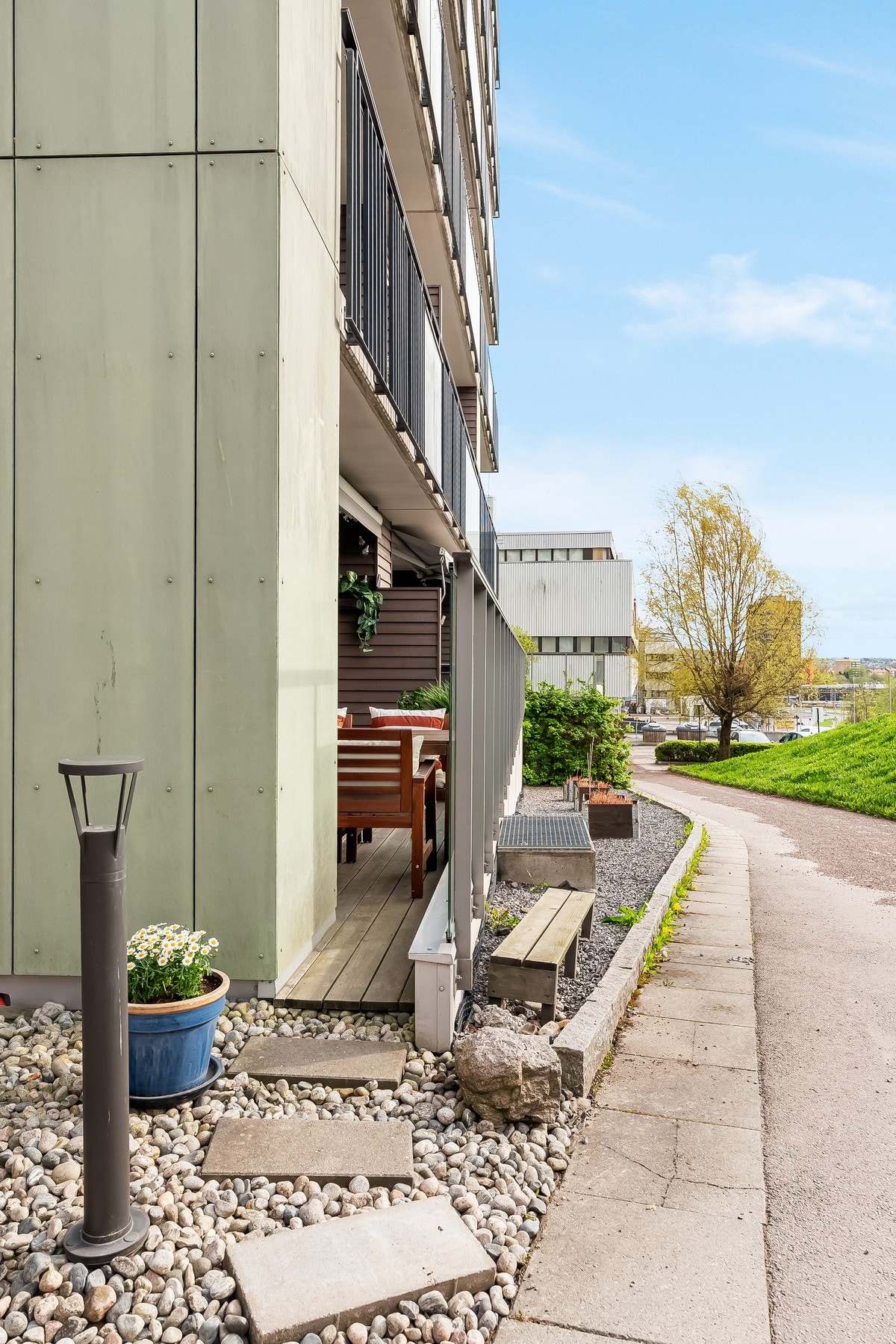 Leiligheten har barnehage som nabo og fra "porten" i balkongen er det kun 10 meter til barnehageporten - Beboere har fortrinnsrett Galleribilde