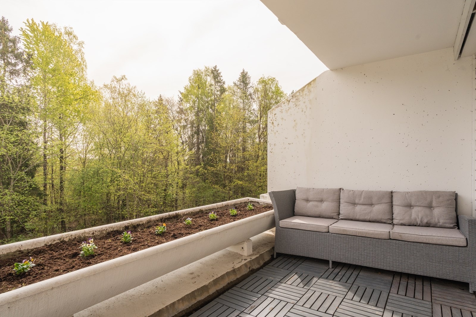 Leiligheten har en romslig, sydøstvendt terrasse med god plass til ønskelig utemøblement. Galleribilde