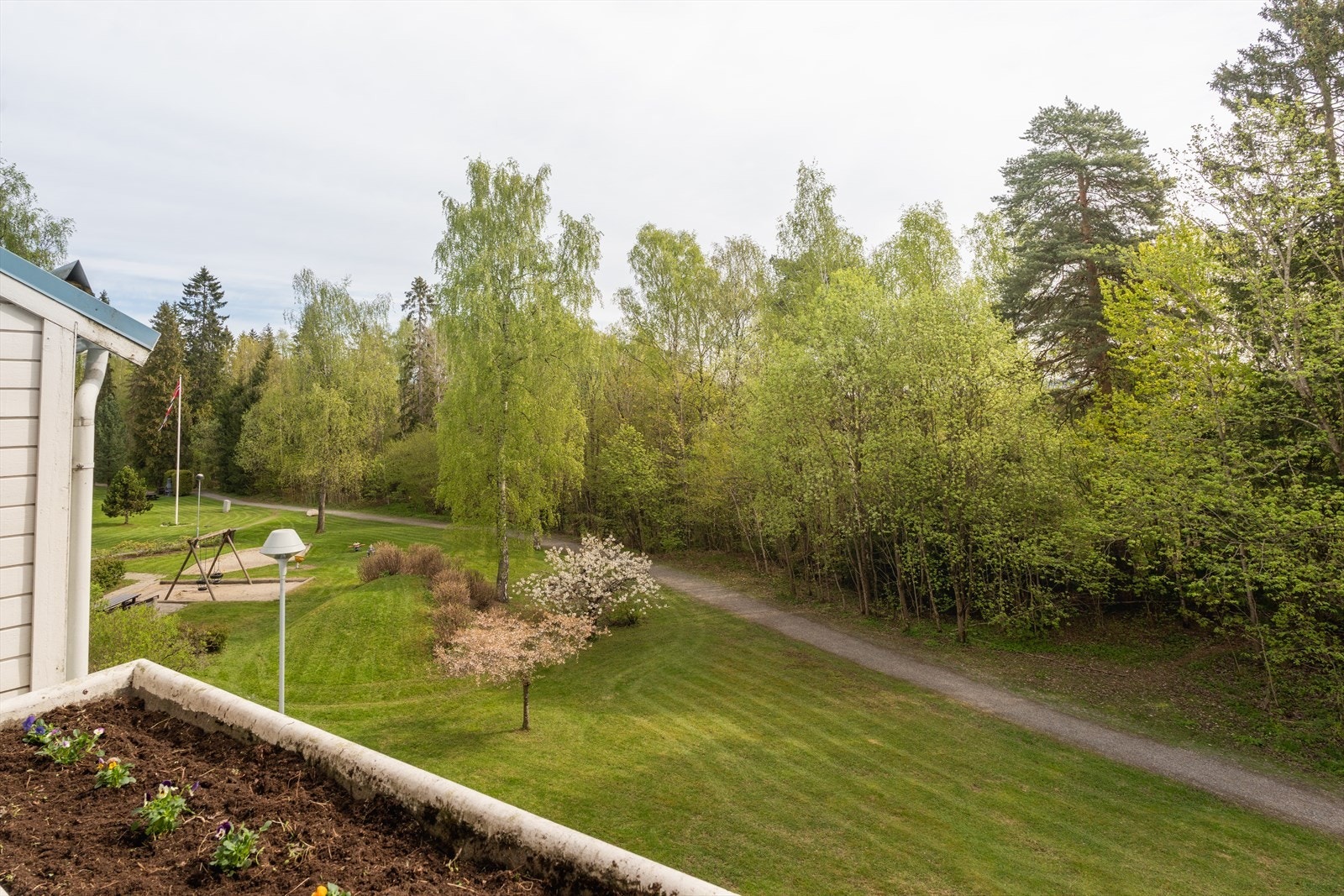 Flott og fritt utsyn mot sameiets grøntarealer. Galleribilde