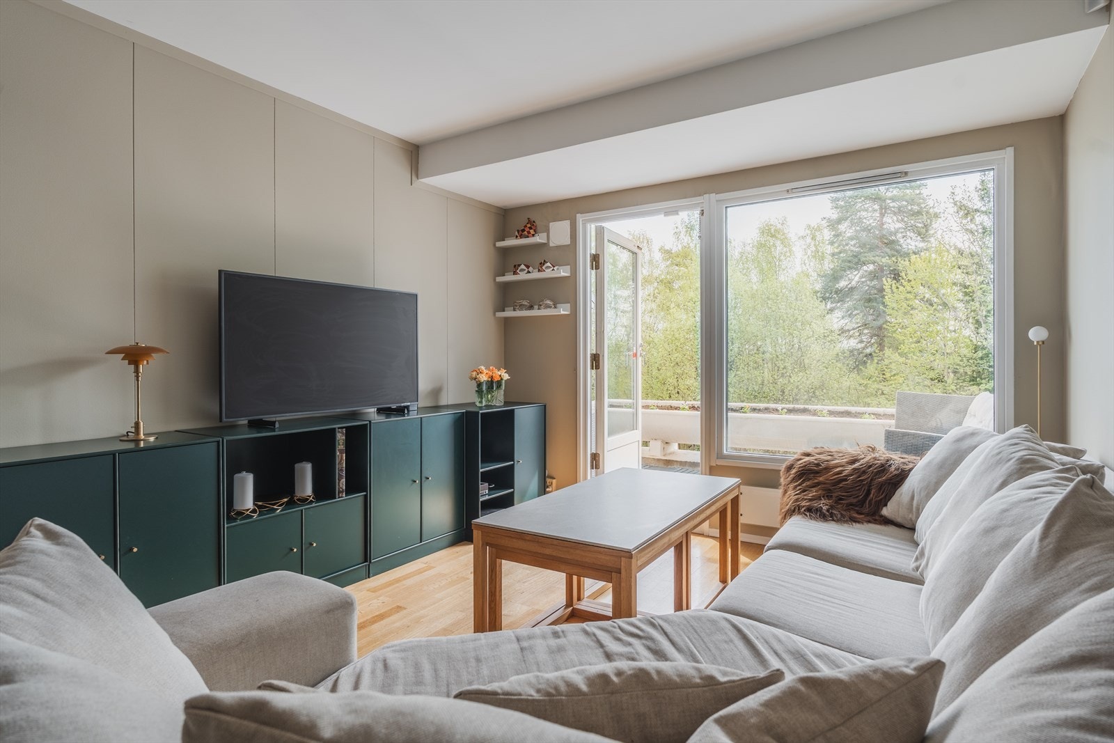 Store vindusflater som slipper inn rikelig med naturlig lys. Galleribilde