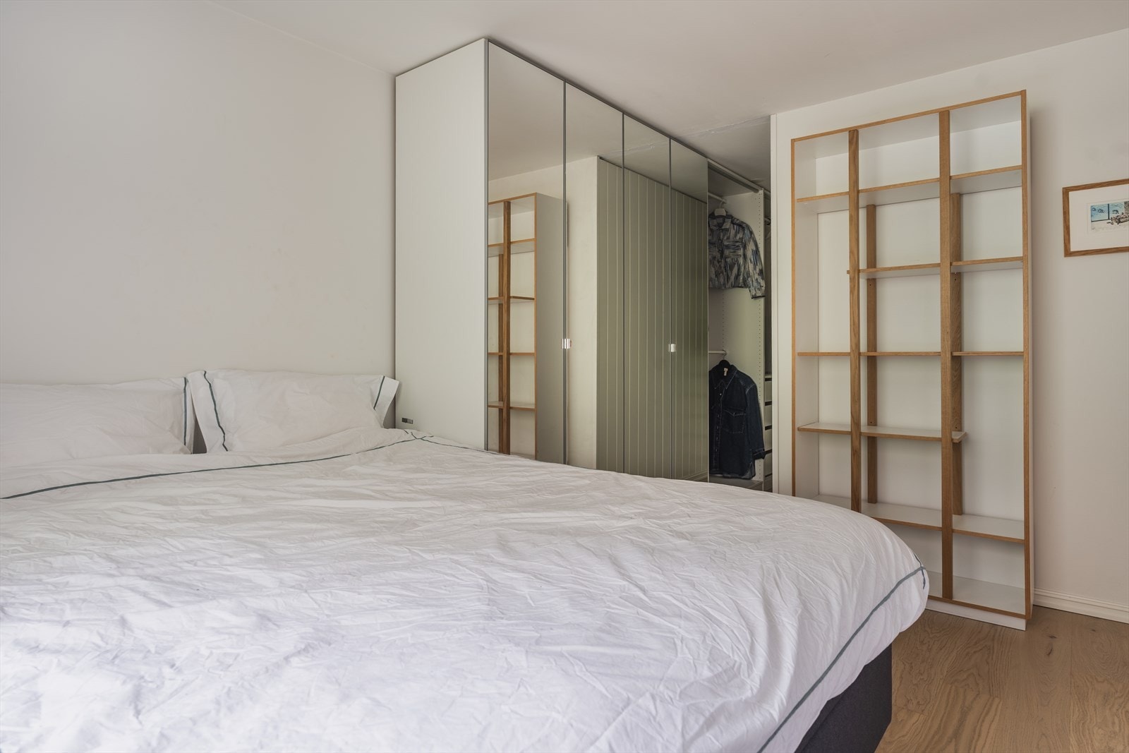 Her har man også en romslig walk in closet løsning med gode oppbevaringsmuligheter. Galleribilde