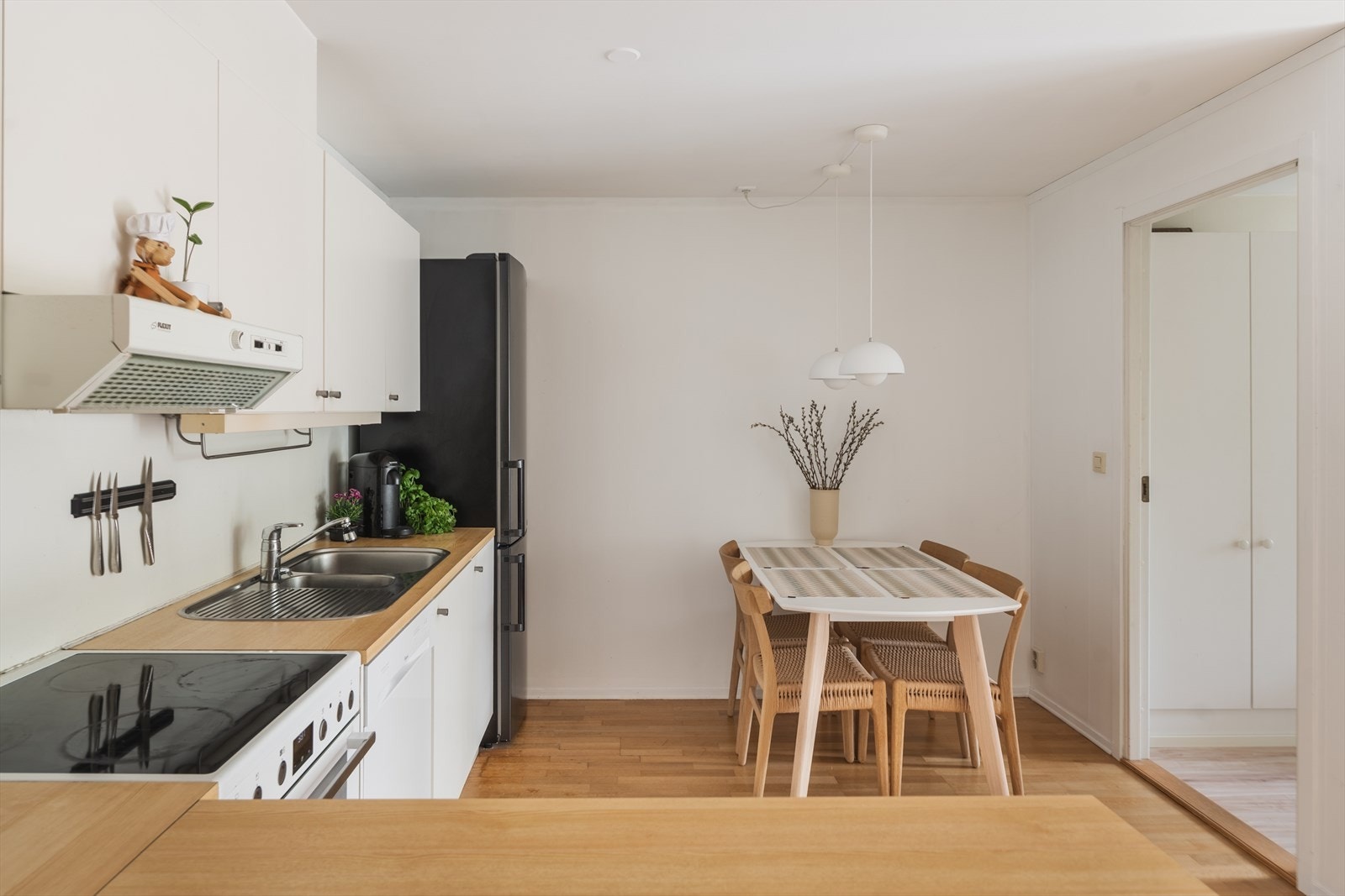 Kjøkkeninnredning fra IKEA med glatte fronter, laminat benkeplate og nedfelt kum i rustfritt stål. Her har man rikelig med benk- og skapplass. Galleribilde