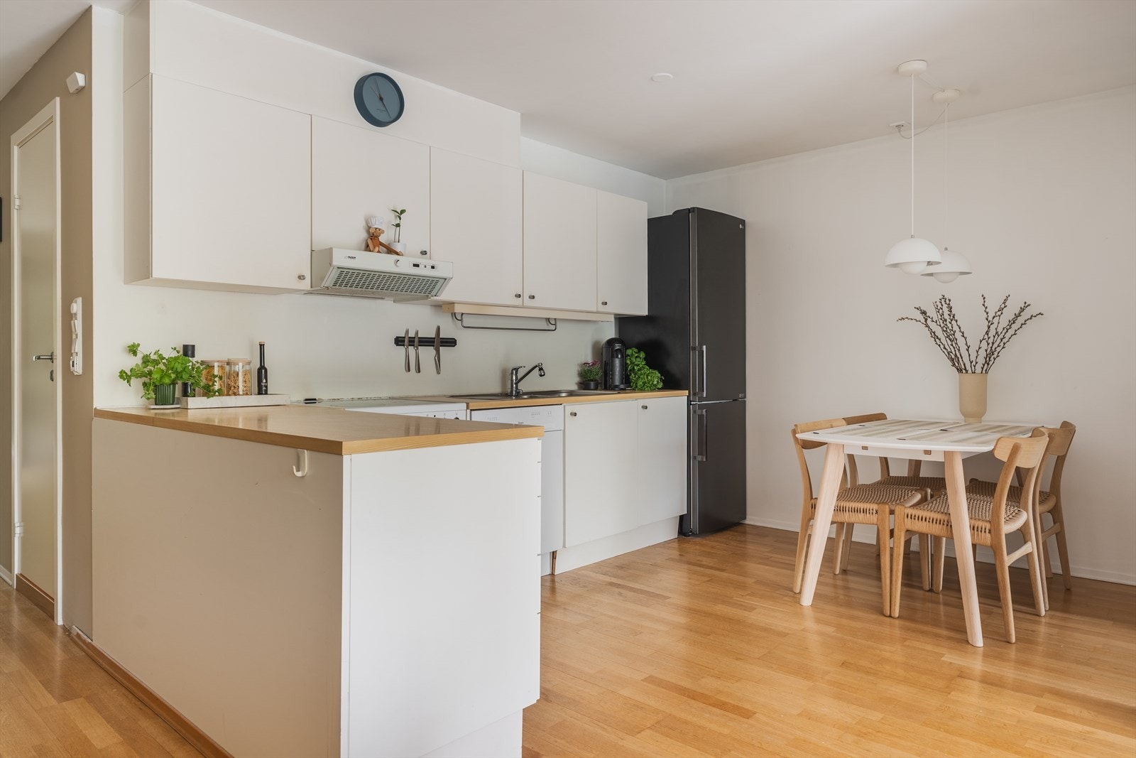 Kjøkkenet er både praktisk og pent, perfekt for både matlaging og sosialt samvær. Galleribilde