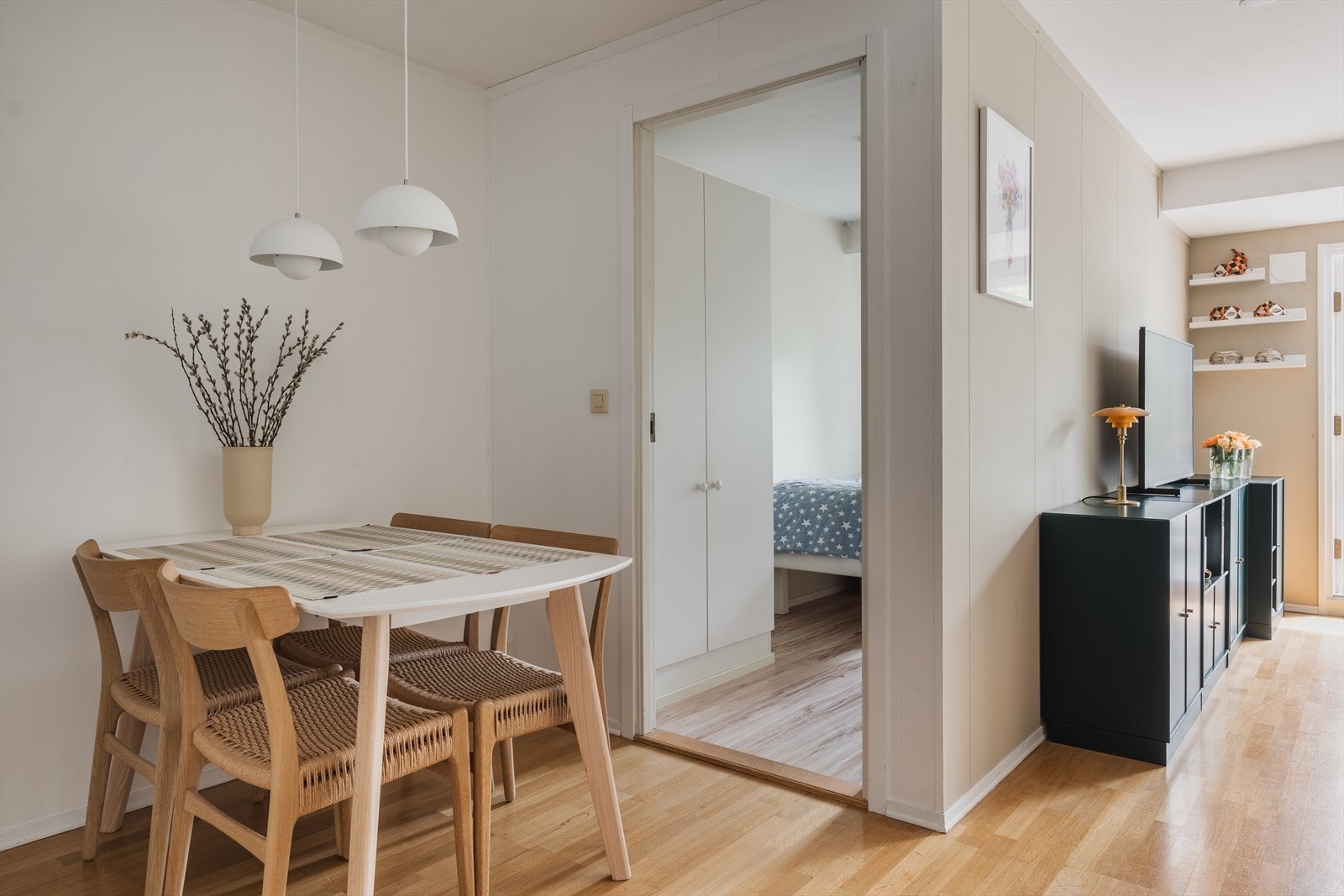 Veggene er malt i en nøytral farge og lun farge som skaper en behagelig atmosfære. Galleribilde