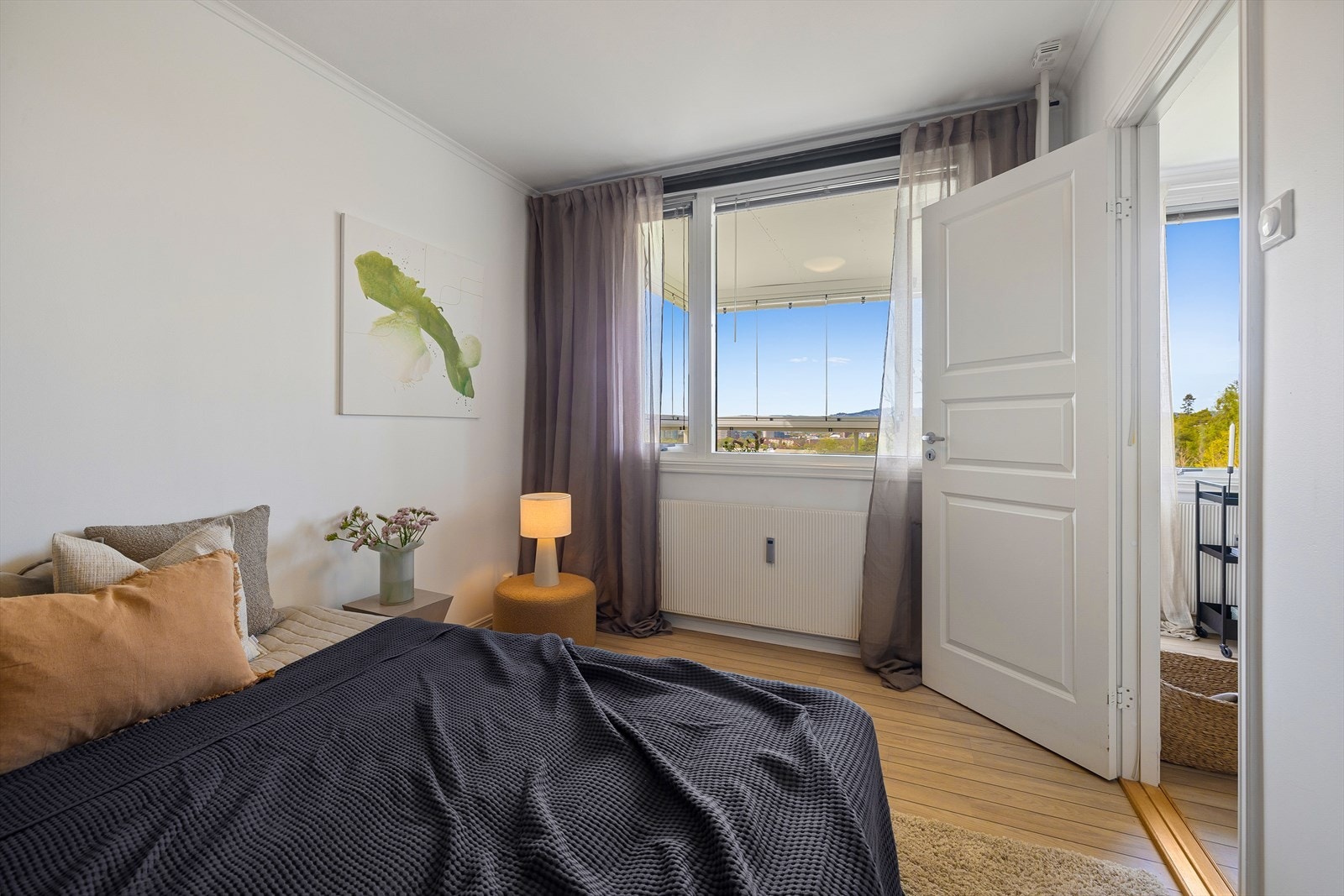 Her er det plass til seng, skrivepult og skap. Fra vinduet ser man over til blant annet Godlia og Østmarka. Galleribilde