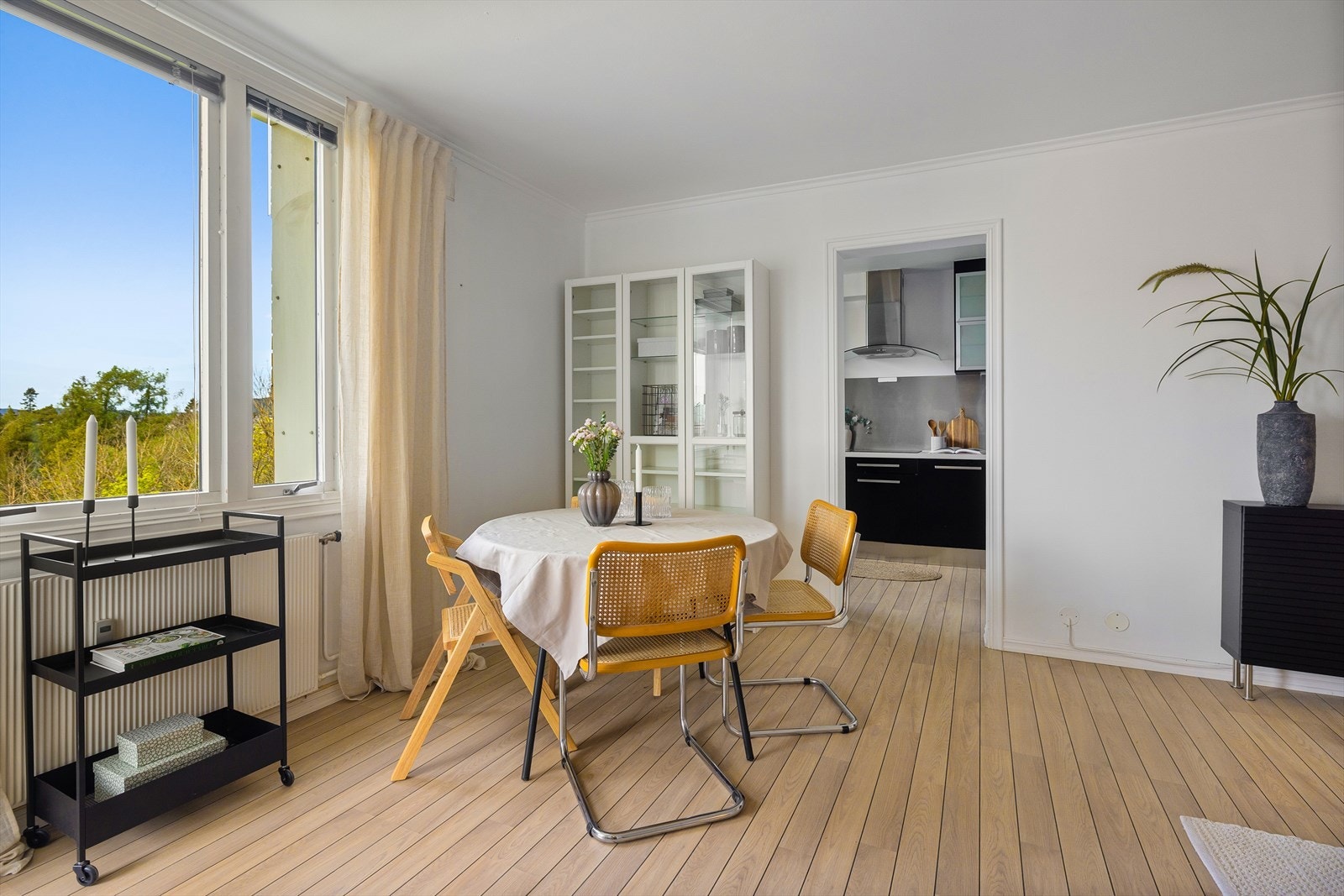 Overflatene er lyse med pent gulv, hvite vegger og takhøyde på ca. 2,49 meter. Galleribilde