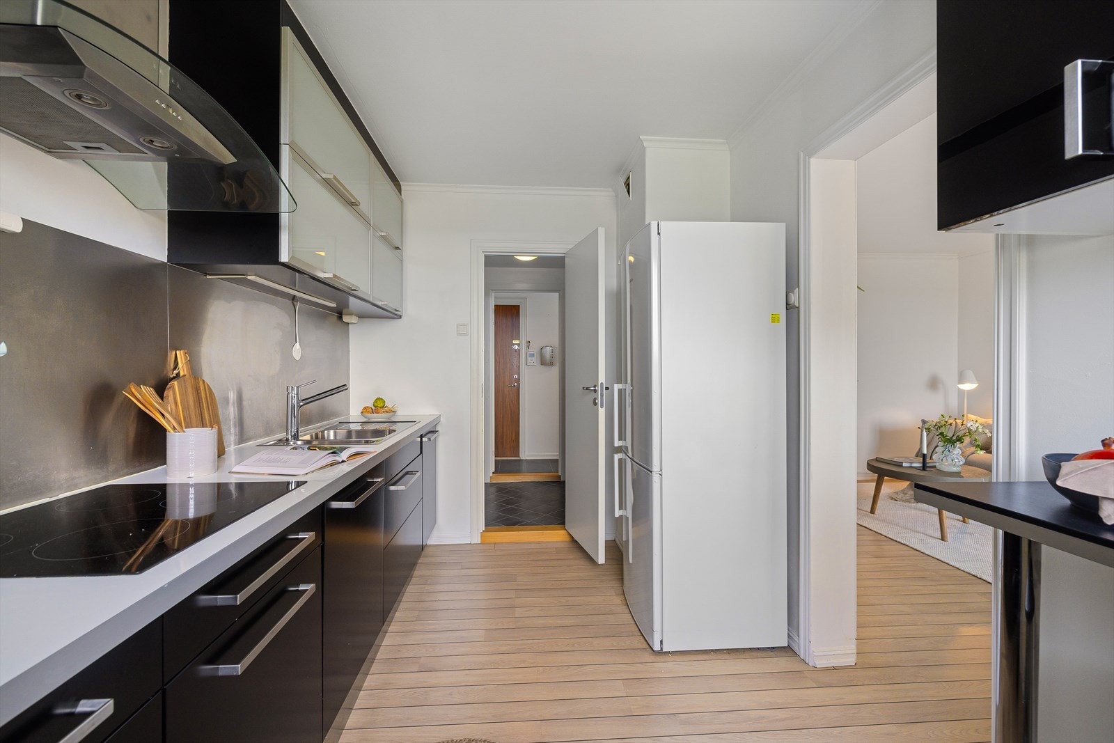 Det er rikelig med skap- og benkeplass. Galleribilde