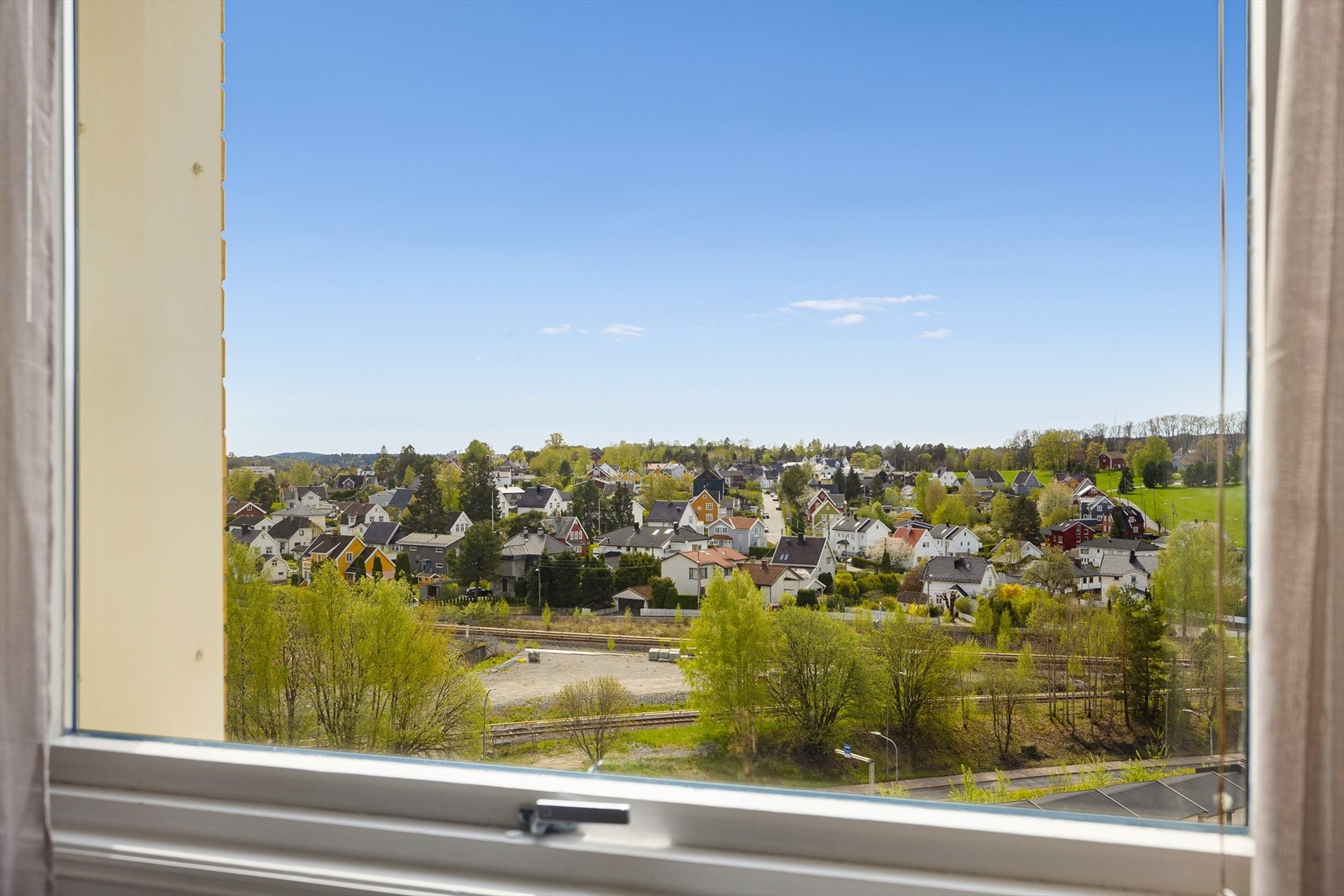 Det er flott utsikt mot Lønnealléen og Tveten gård. Galleribilde