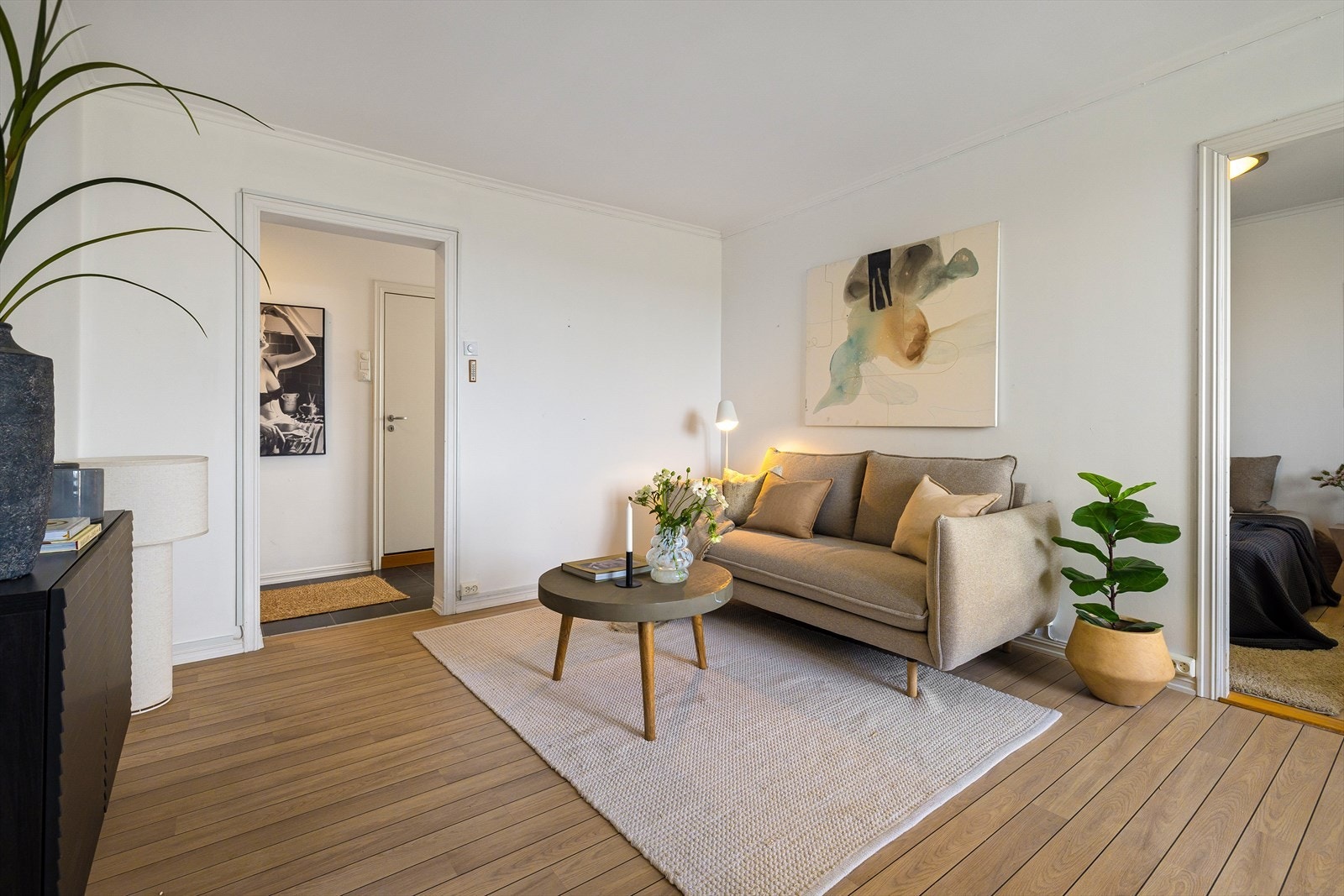 I stuen er det god plass til sofa med tilhørende stuebord og tv-benk. Galleribilde