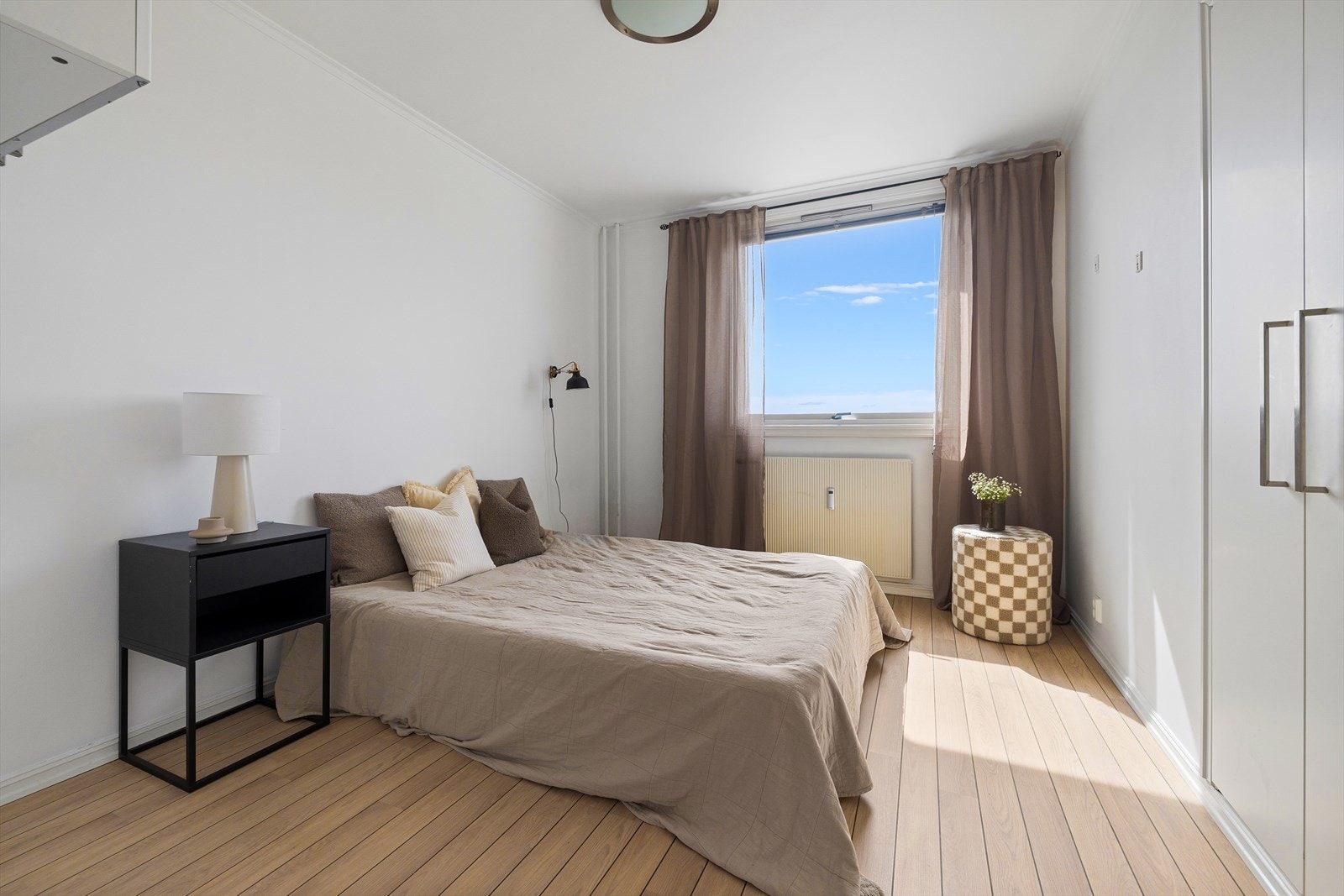 Hovedsoverommet har god plass til dobbeltseng, garderobe og øvrig soveromsinnredning. Galleribilde