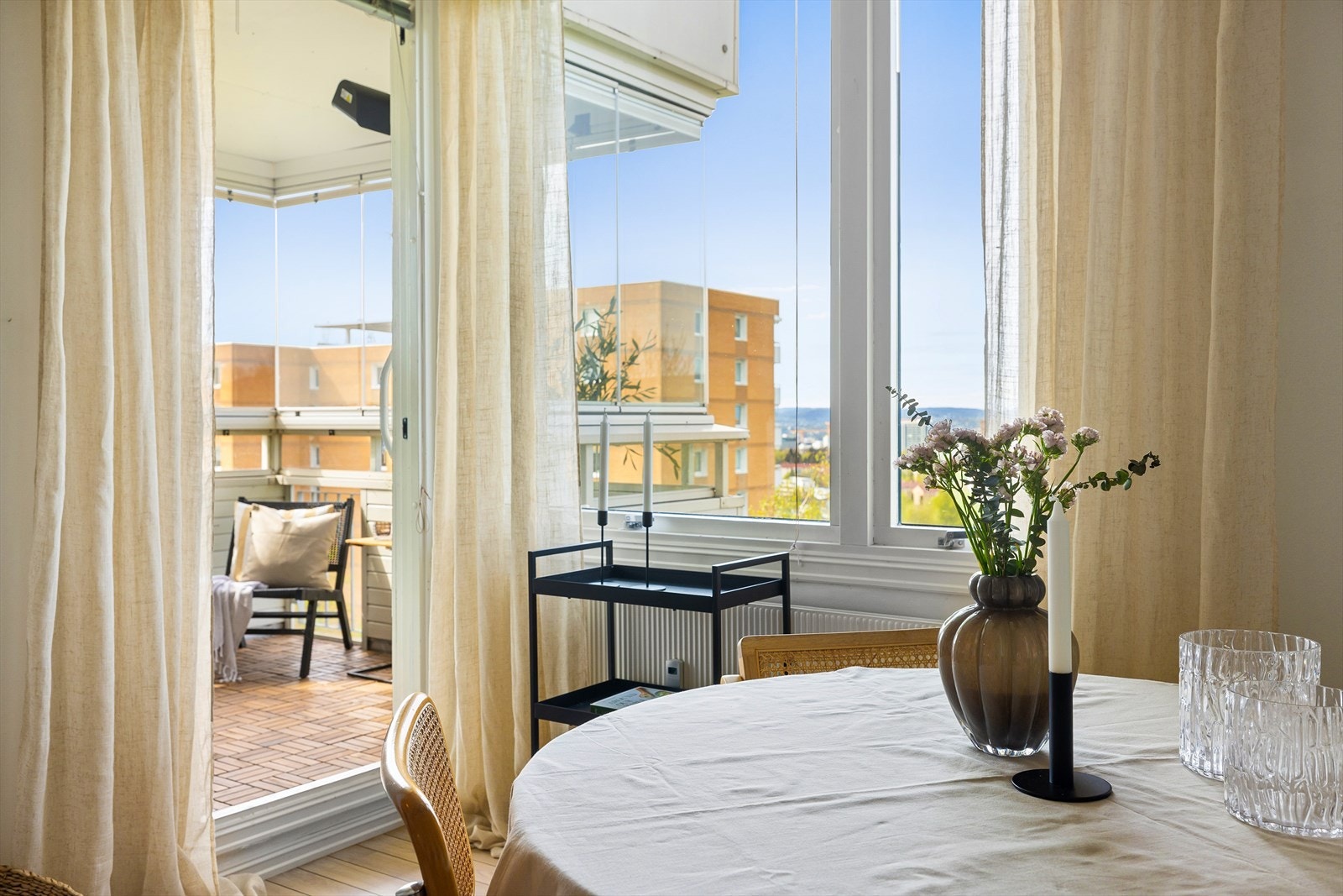 Leiligheten ligger i 7. etasje og inneholder entré, kjøkken, stue, to soverom, bad, bod, vaskerom og separat toalett. Galleribilde