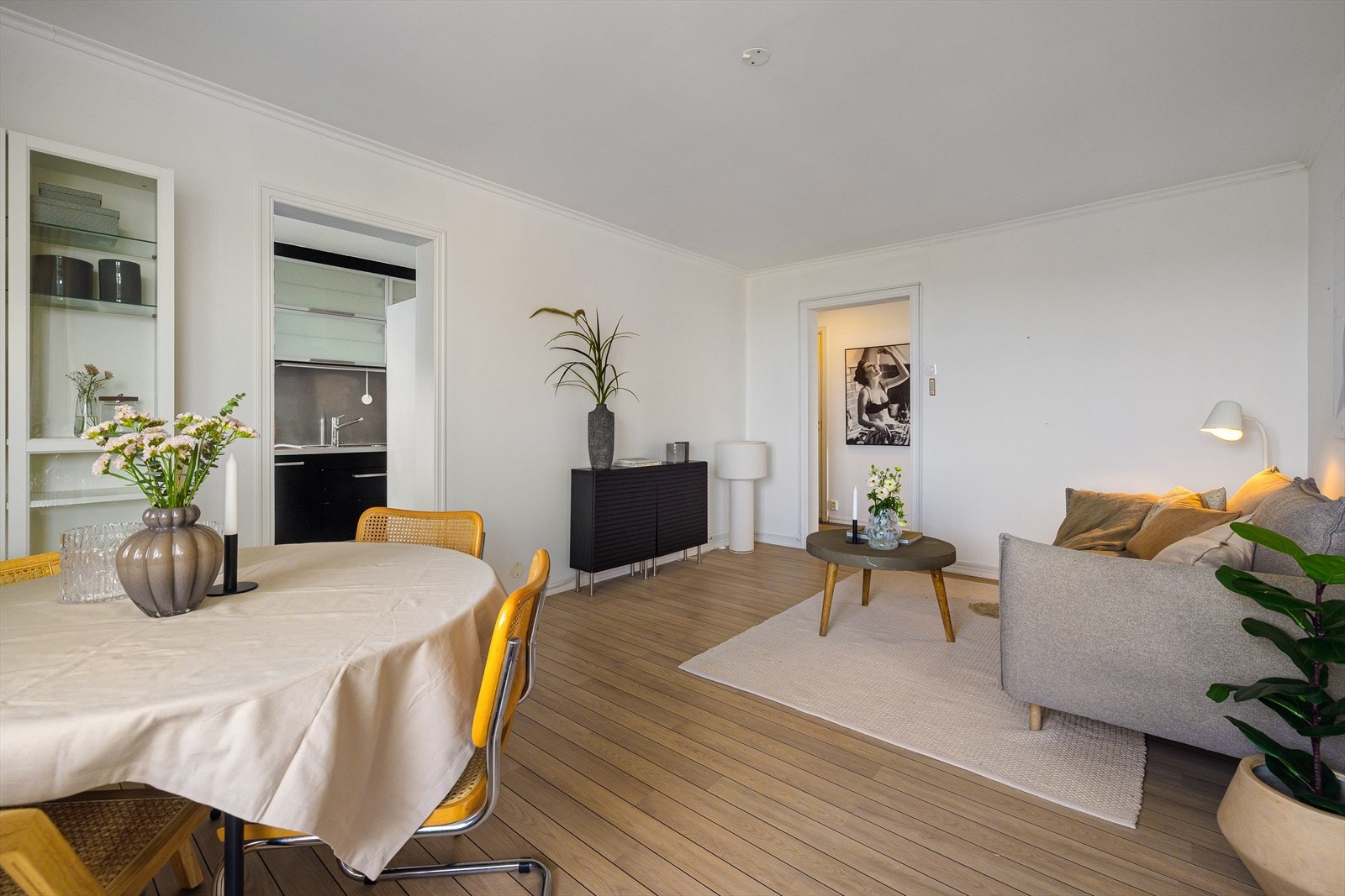 I naturlig tilkntynign til kjøkkenet er det plass til spisebord. Galleribilde