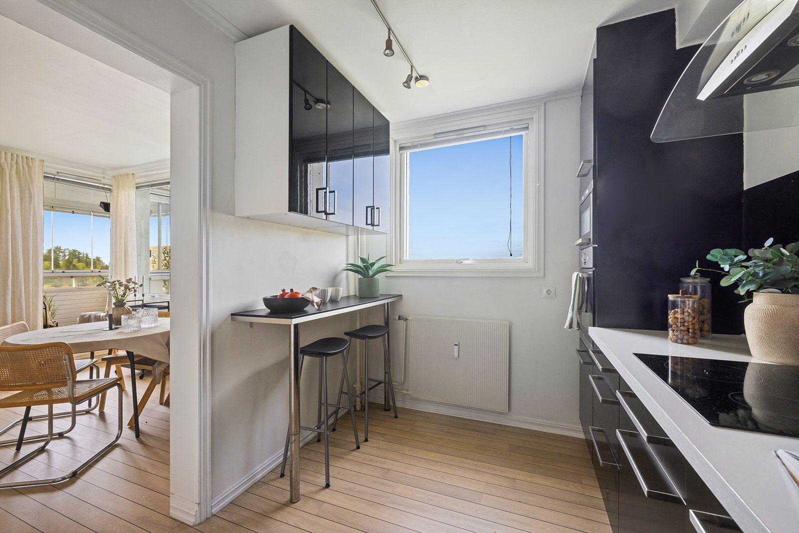 Pent, separat kjøkken med utsikt og spiseplass. Galleribilde