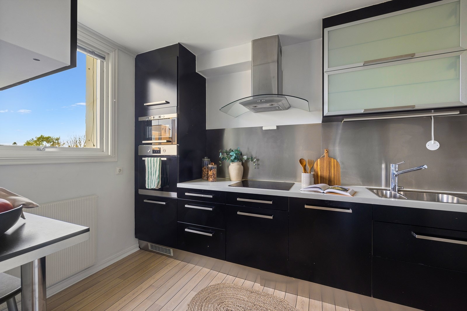 Utstyrt med integrerte hvitevarer som komfyr, platetopp, ventilator over kokesone, oppvaskmaskin, mikro og frittstående kjøl/ fryseskap. Galleribilde