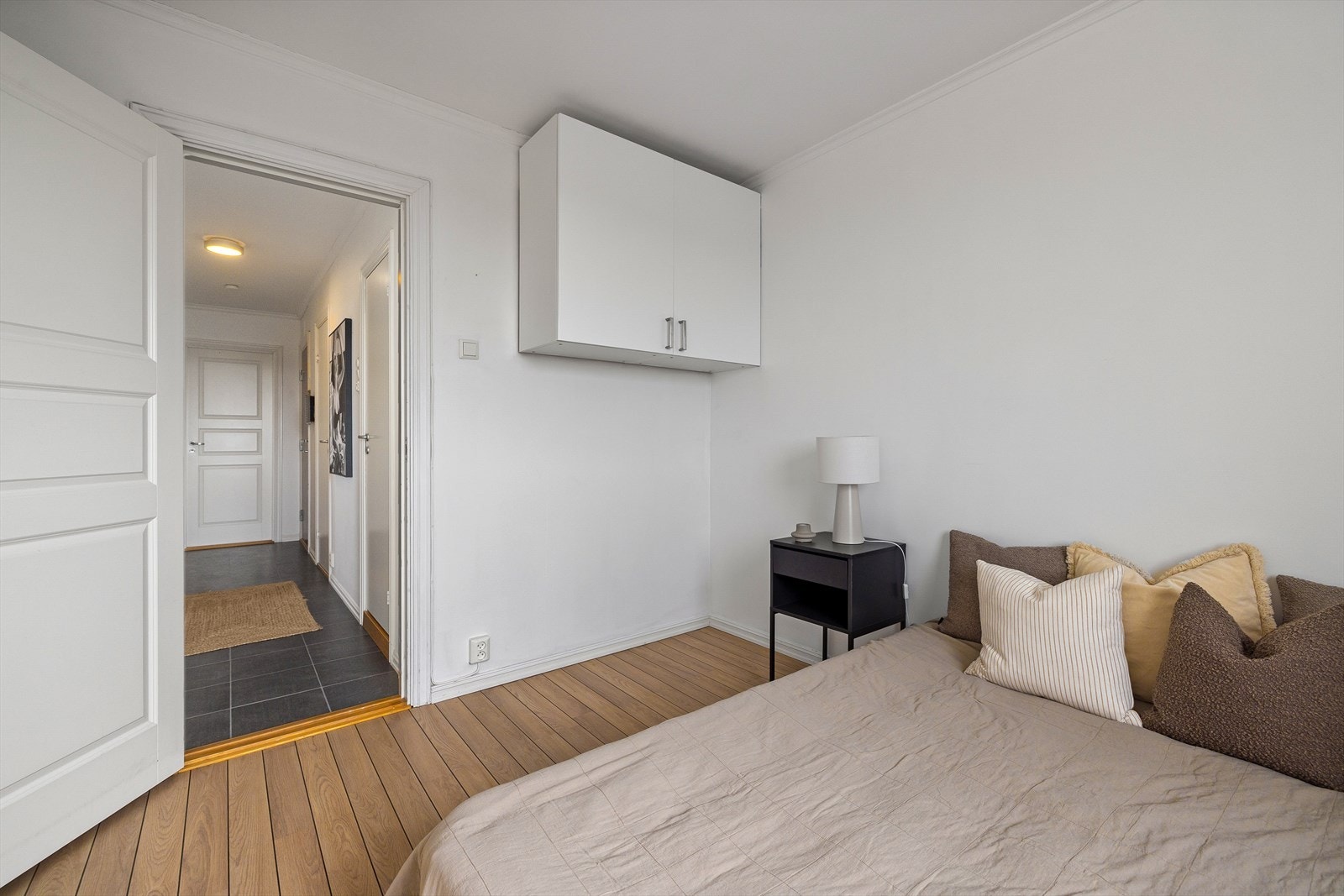 Det er adkomst til begge soverommene fra gangen. Galleribilde