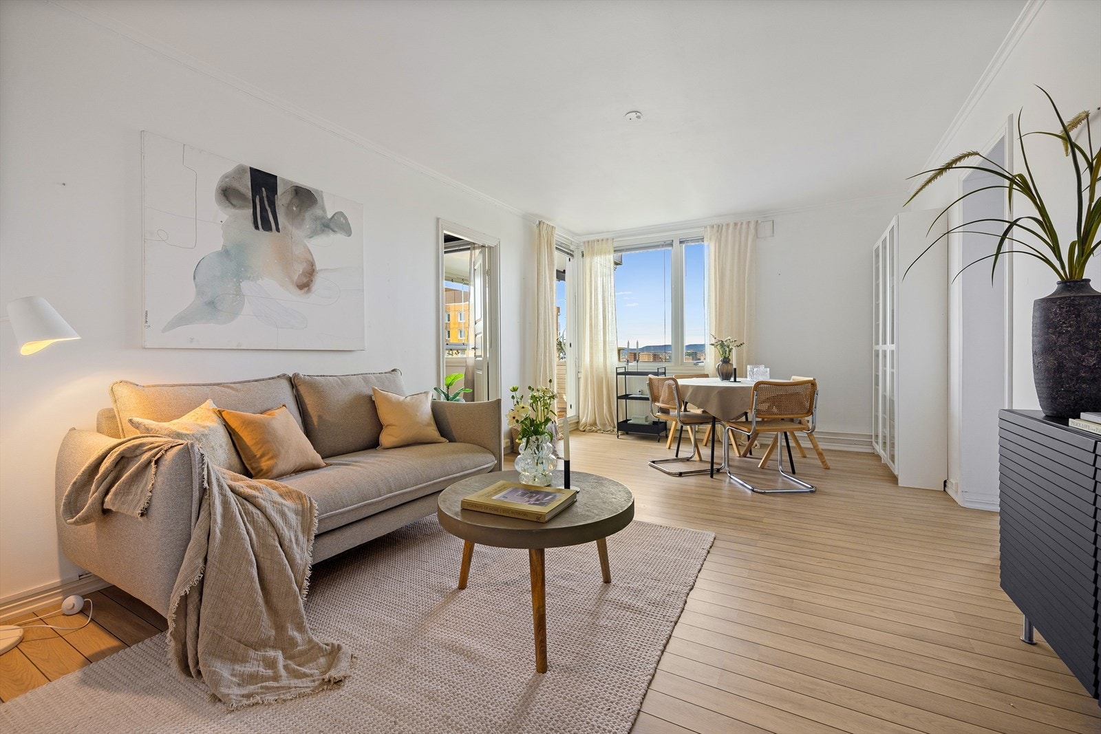 Stuen oppleves lys og innbydende og er av god størrelse. Galleribilde